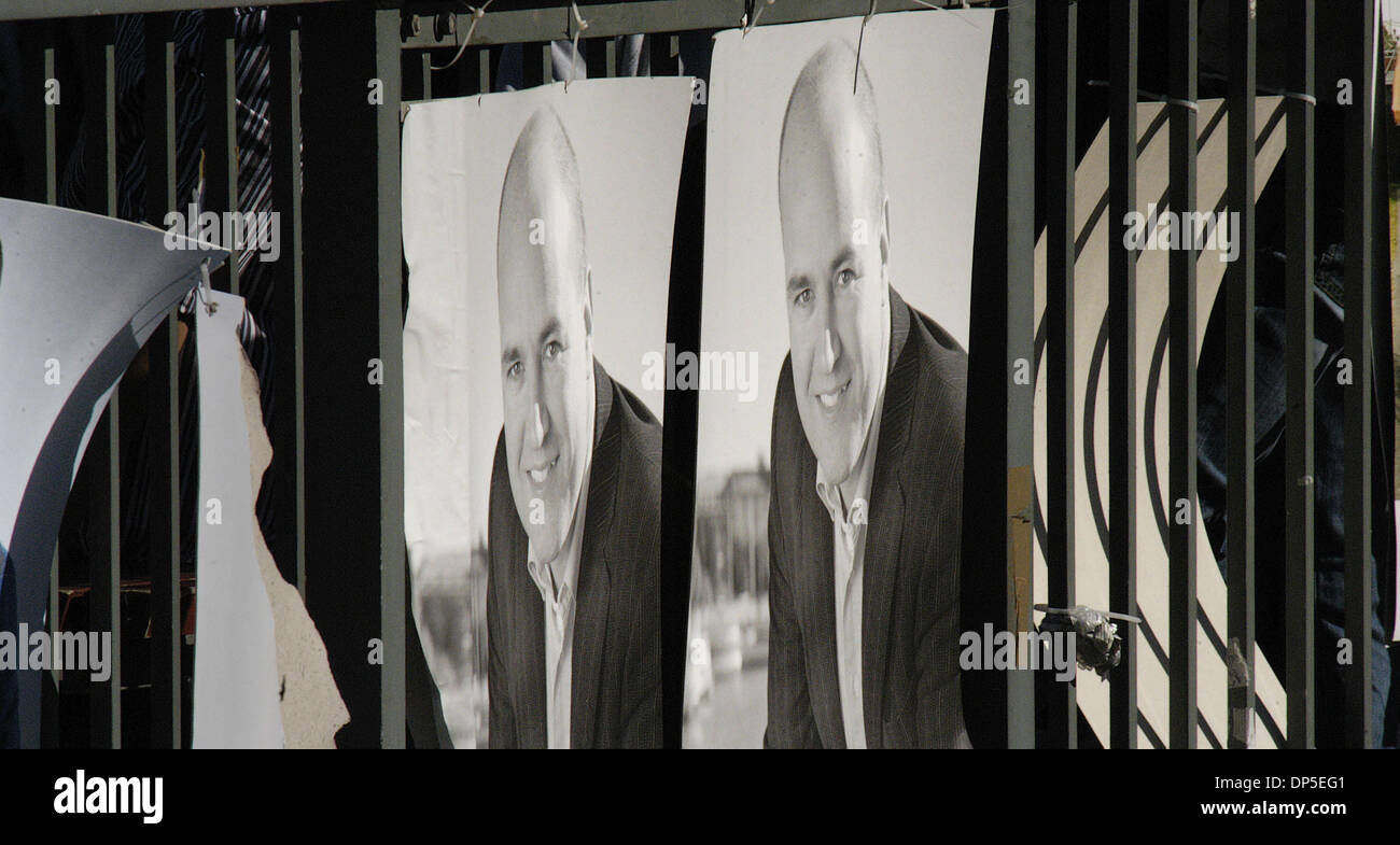 Sep 13, 2006 ; Stockholm, Suède ; comme l'élection est proche dans le centre de Stockholm, les murs sont tapissés d'affiches politiques. Celui-ci affiche, Fredrik Reinfeldt, chef du Parti des modérés qui se présente pour le premier ministre. Crédit obligatoire : Photo par Rob Schoenbaum/ZUMA Press. (©) Copyright 2006 par Rob Schoenbaum Banque D'Images