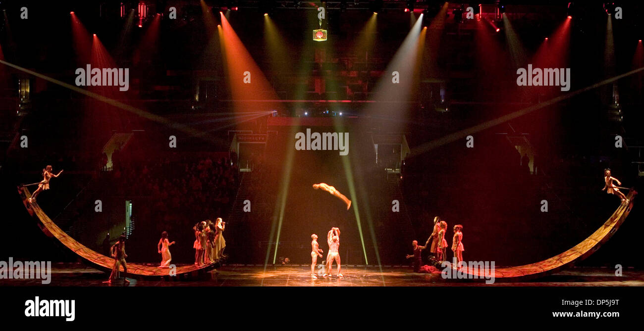 Sep 15, 2006 ; Los Angeles, CA, USA, les artistes sont présentés à un rendement privé de Cirque Du Soleil's 'Delirium' au Staples Center. Crédit obligatoire : Photo par Armando Arorizo/ZUMA Press. (©) Copyright 2006 by Arorizo Banque D'Images