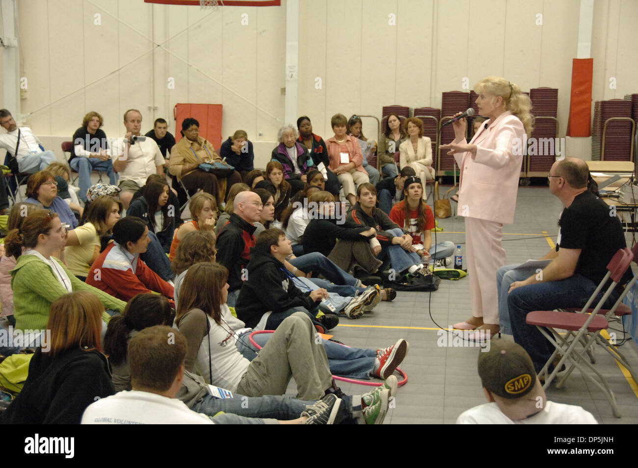 Sep 16, 2006 ; Denver, CO, USA ; la lauréate du Prix Nobel, Betty WILLIAMS lors d'un projet de service avec des jeunes à la paix des célébrations du 10e anniversaire de la confiture. Au plus grand rassemblement de lauréats du Prix Nobel de la paix jamais aux États-Unis, 10 lauréats transmettre leur esprit, les compétences et la sagesse à 3 000 jeunes de 31 pays, inspirer une nouvelle génération d'artisans de la paix. Depuis sa création, plus de Banque D'Images