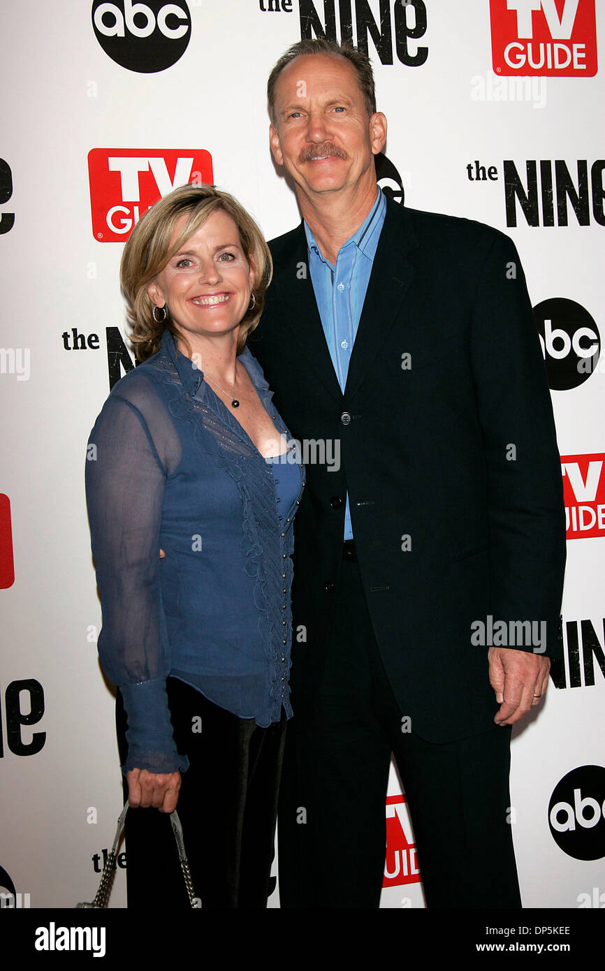 Sep 18, 2006 ; Los Angeles, Californie, USA ; l'acteur Michael O'NEILL & épouse Marie à la première pour ABC's 'Les neuf' qui s'est tenue à l'HÔTEL LA Center Studios. Crédit obligatoire : Photo de Lisa O'Connor/ZUMA Press. (©) Copyright 2006 by Lisa O'Connor Banque D'Images