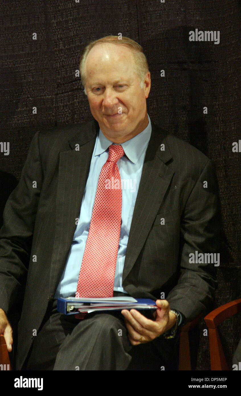 Sep 19, 2006 ; Greensboro, NC, USA ; DAVID GERGAN prend la parole à l'Elon University Law School qui vient d'ouvrir au centre-ville de Greensboro. David Gergen est actuellement professeur de service public à la Harvard's John F. Kennedy School of Government et directeur de son Centre pour le leadership public. Il est également rédacteur pour le U.S. News & World Report. Dans les années précédentes, il a servi comme un livre blanc Ho Banque D'Images