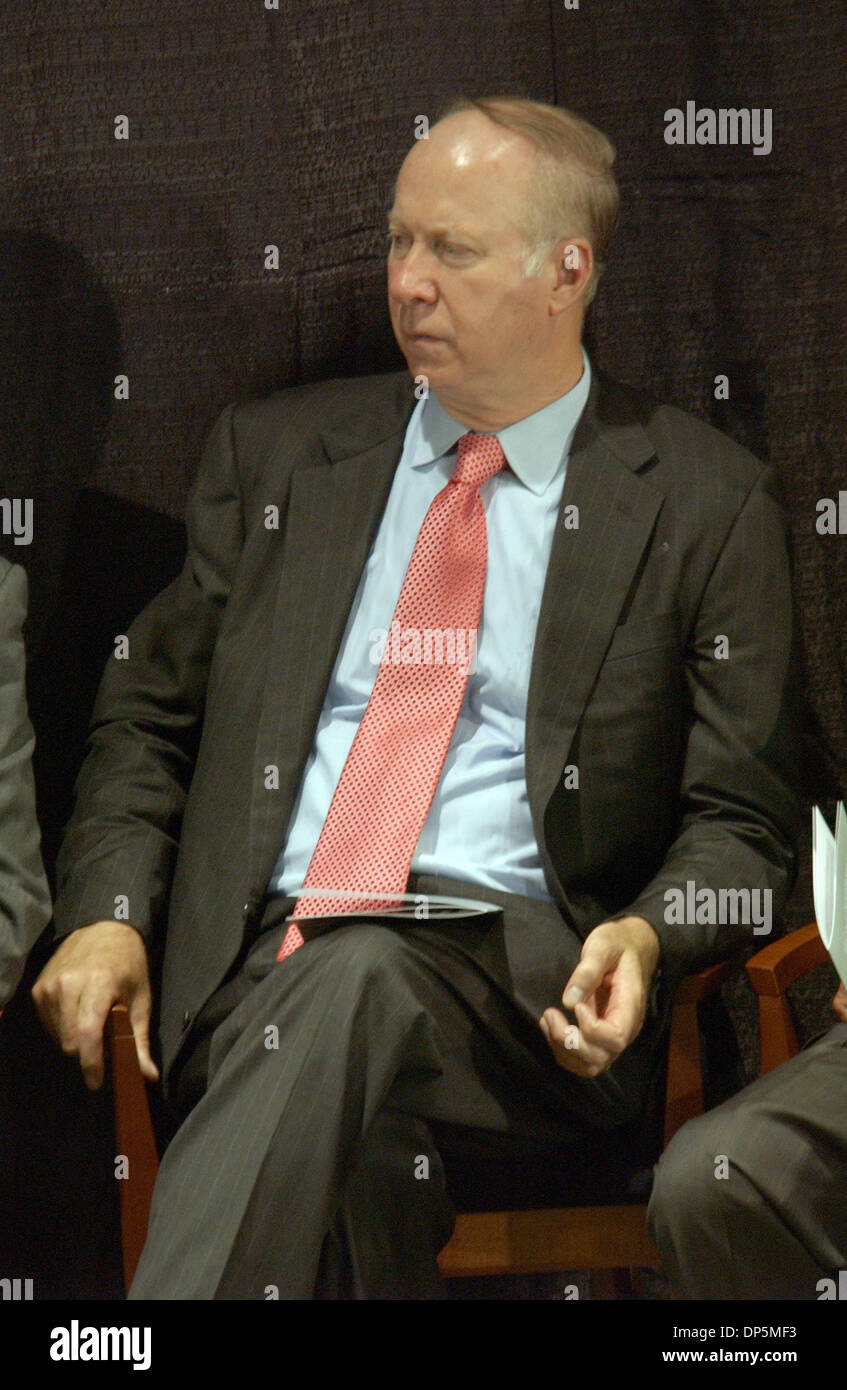 Sep 19, 2006 ; Greensboro, NC, USA ; DAVID GERGAN prend la parole à l'Elon University Law School qui vient d'ouvrir au centre-ville de Greensboro. David Gergen est actuellement professeur de service public à la Harvard's John F. Kennedy School of Government et directeur de son Centre pour le leadership public. Il est également rédacteur pour le U.S. News & World Report. Dans les années précédentes, il a servi comme un livre blanc Ho Banque D'Images