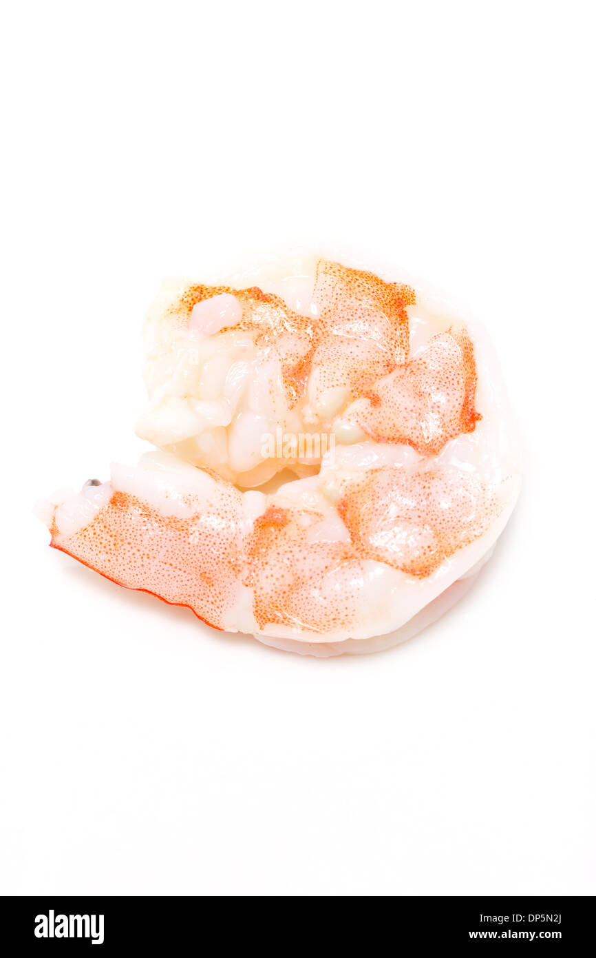 Crevettes non décortiquées cuites isolé sur blanc. Banque D'Images