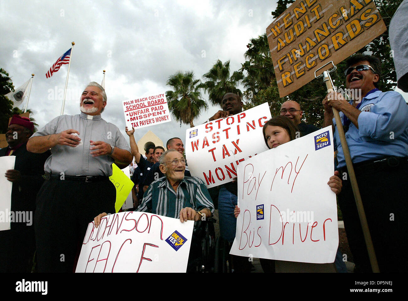 Sep 20, 2006 ; West Palm Beach, FL, USA ; les conducteurs de bus ont protesté avec des signes et des chants à l'extérieur de la commission scolaire bureau le mercredi soir pour se plaindre des chèques inexactes et d'autres problèmes. Montré ici sont (de gauche à droite) Rev. Rick Riccard (debout), Sam Defeo (fauteuil roulant), dont la belle-fille est un chauffeur de bus, et 8 ans Zsusie Carrillo, dont le père est un bus maintena Banque D'Images