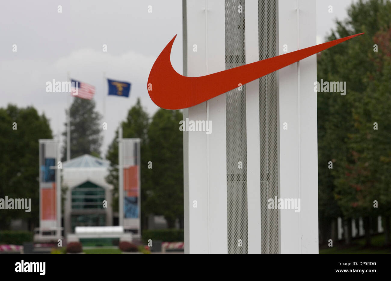 Sep 22, 2006, Beaverton, ou, aux États-Unis ; le logo de Nike orne l'entrée  de la société Siège social mondial à Beaverton, Oregon. Nike est un  important fabricant américain de chaussures de