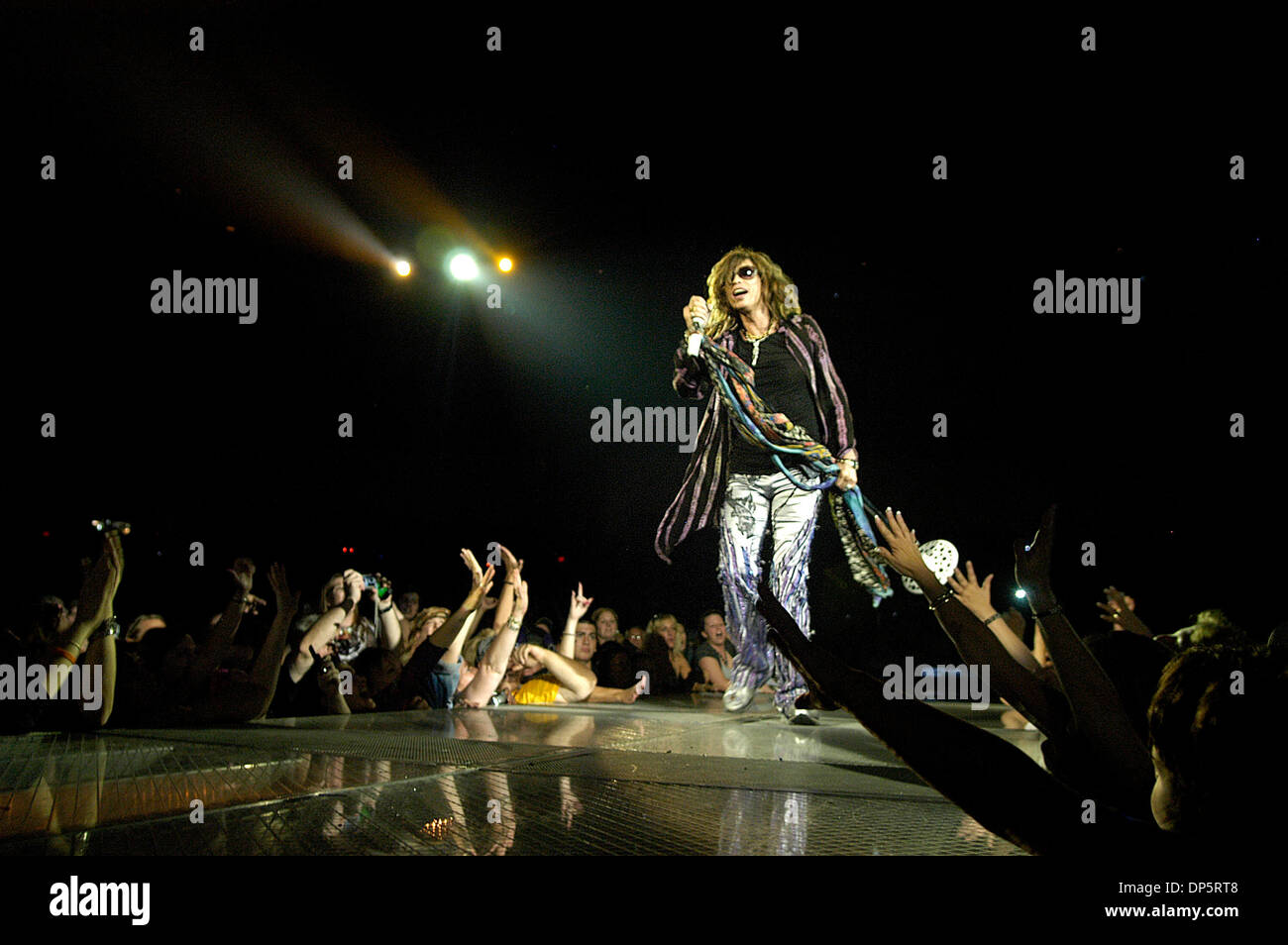Sep 23, 2006 ; Camden, New Jersey, USA ; Steven Tyler, chanteur d'Aerosmith, effectue au centre Tweeter à Camden, New Jersey. Crédit obligatoire : Photo par Brooks Smothers/ZUMA Press. (©) Copyright 2006 par Brooks Smothers Banque D'Images