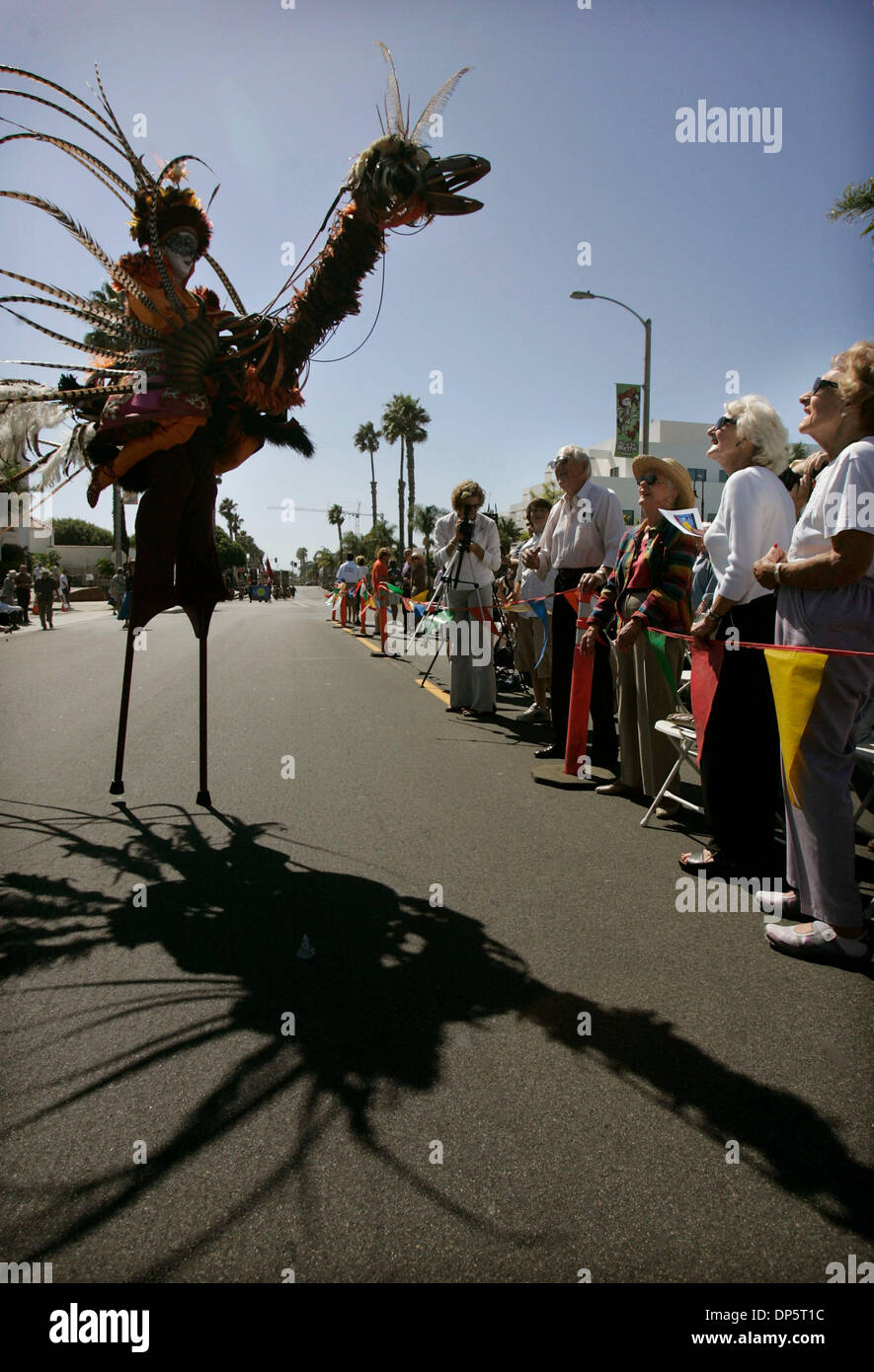 Sep 24, 2006 ; San Diego, CA, USA ; spectateurs ont assisté en tant que Chevaliers Dragons Théâtre Échasses interprète LILI NŒUD N rode GRIFFIN passé la foule, au cours d'un défilé de poche à la célébration révolutionnaire de l'Oceanside Museum of Art, le 24 septembre 2006 . Crédit obligatoire : Photo par Dan Trevan/SDU-T/ZUMA Press. (©) Copyright 2006 by SDU-T Banque D'Images