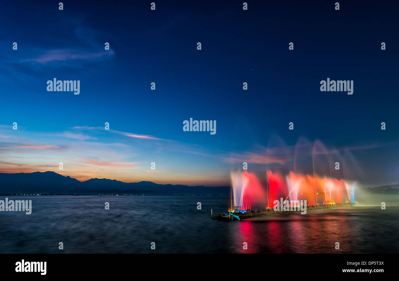 Fontaine de couleur sur l'eau dans le crépuscule du temps avec effet de flou de mouvement Banque D'Images