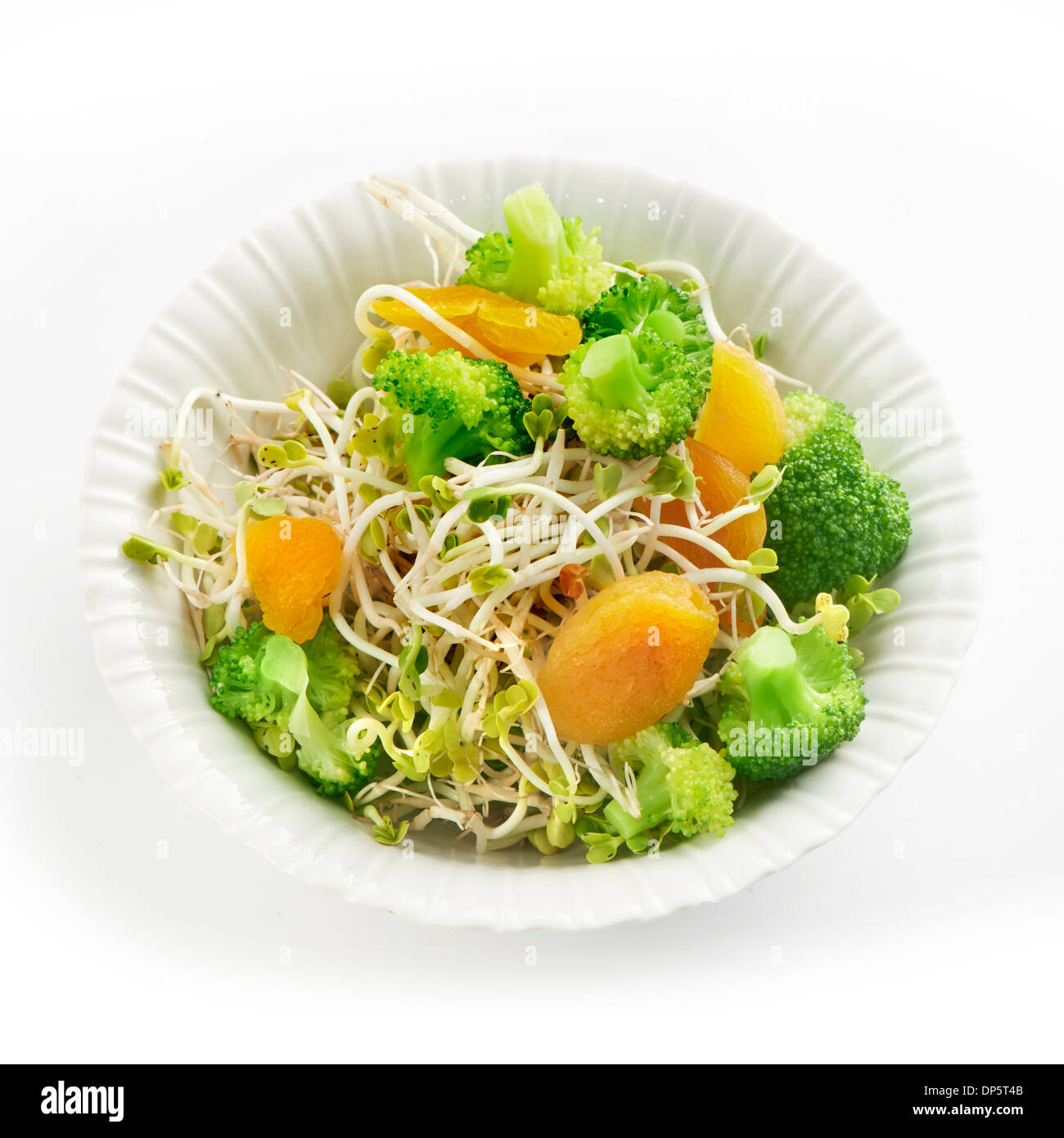 Salade fraîche et saine avec des germes de brocoli et les fruits secs Banque D'Images