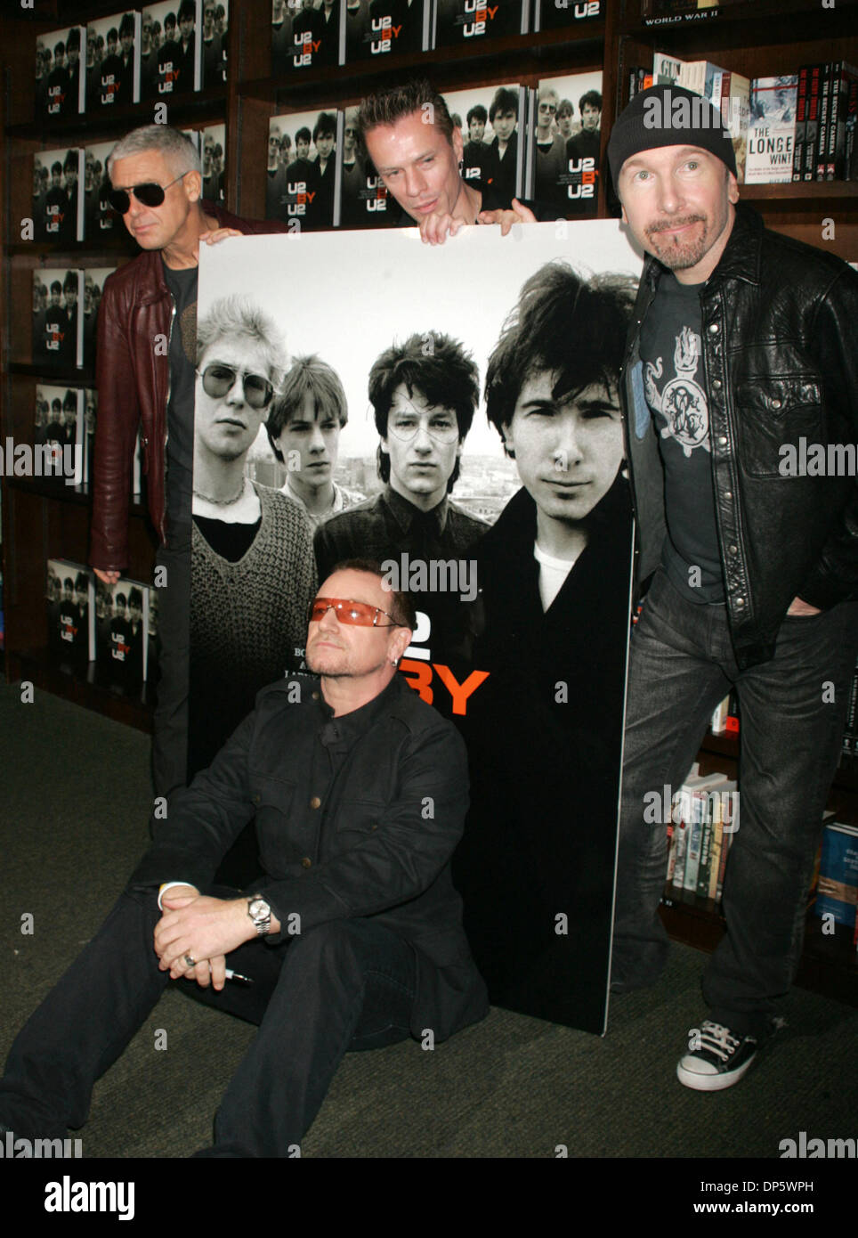 Sep 26, 2006 ; New York, NY, USA ; U2 membres (L-R) ADAM CLAYTON, LARRY MULLEN JR, , l'EDGE et Bono à la signature pour le nouveau livre 'U2 par U2' tenue à Barnes et Noble Union Square. Crédit obligatoire : Photo par Nancy/Kaszerman ZUMA Press. (©) Copyright 2006 by Kaszerman Banque D'Images