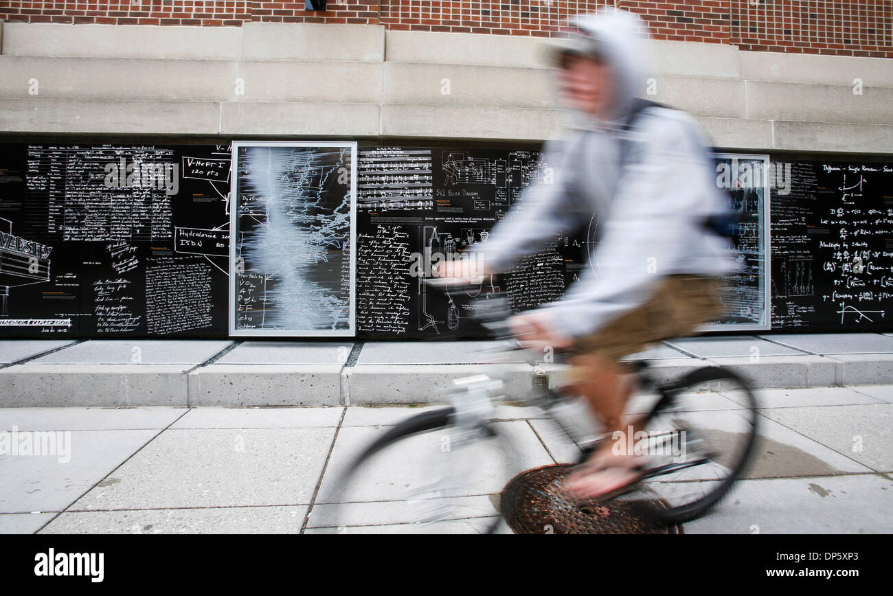 Sep 28, 2006 ; Minneapolis, MN, USA ; Le "mur de la découverte" dispose de 92 professeurs et anciens élèves célèbres et à la reproduction des documents dans leur propre écriture, tous affichés sur un mur. Crédit obligatoire : Photo de Richard/Tsong-Taatarii Minneapolis Star T/ZUMA Press. (©) Copyright 2006 par Minneapolis Star T Banque D'Images