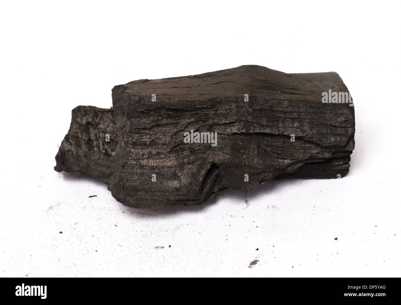 Le charbon de bois isolé sur blanc. Banque D'Images