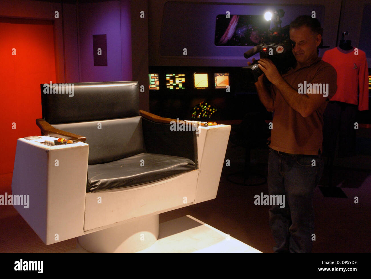 Sep 29, 2006, Manhattan, NY, USA ; réplique du capitaine James Kirk's président de la 'Star Trek : Série Originale', estimé à vendre pour 8 000 $-$12 000. Dans la célébration du 40e anniversaire de 'Star Trek' Christie's organise une vente aux enchères de deux 'Star Trek' articles tirés des archives de CBS Paramount Television Studios. Les éléments incluant l'intégralité de la 'Star Trek récept' Banque D'Images