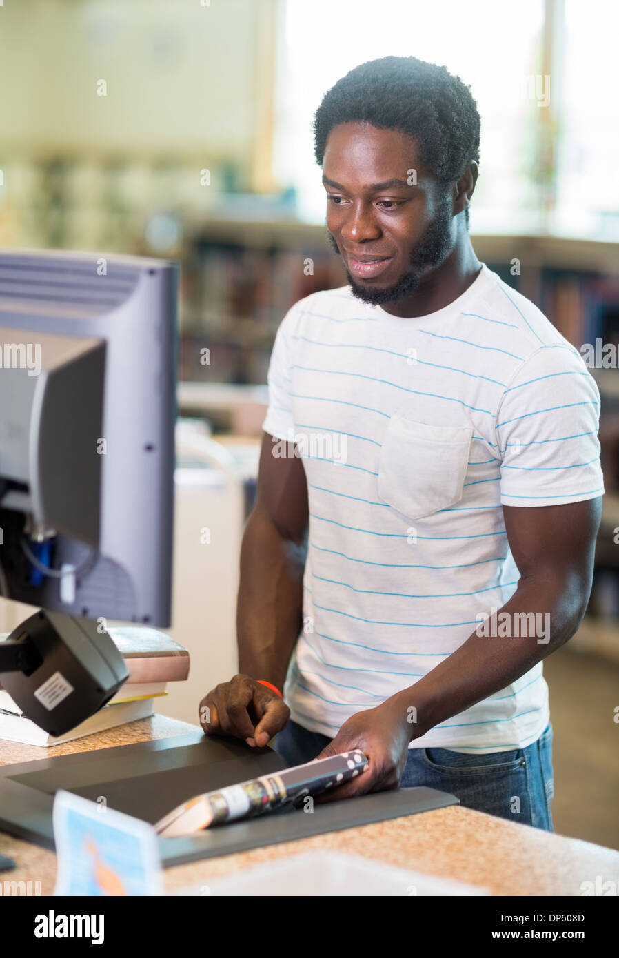Travailler à la bibliothèque libre en librairie Banque D'Images