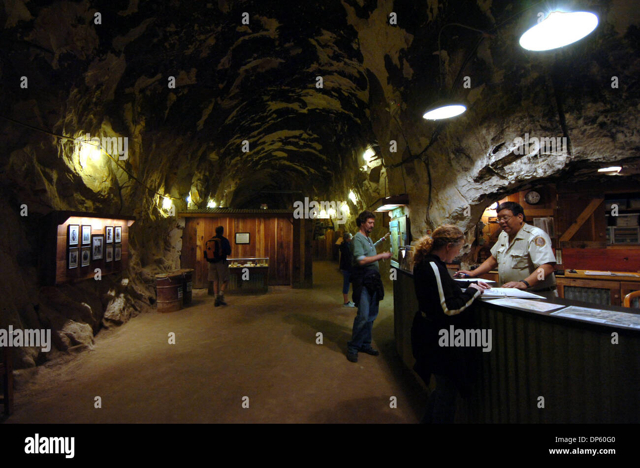 Sep 30, 2006 ; Antioche, CA, USA ; Bob naturaliste Kanagaki chèques dans les touristes à la Black Diamond Mines cadeaux Samedi 30 Septembre, 2006. Kanagaki a travaillé dans les mines depuis 1989. Crédit obligatoire : Photo par Karl Mondon/Contra Costa Times/ZUMA Press. (©) Copyright 2006 par Contra Costa Times Banque D'Images