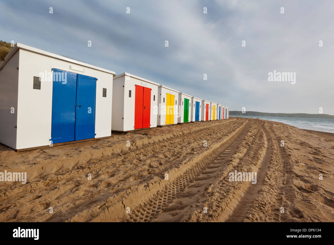 Cabines de plage dans une rangée sur les sables bitumineux à Woolacombe dans le Nord du Devon, Royaume-Uni. Banque D'Images