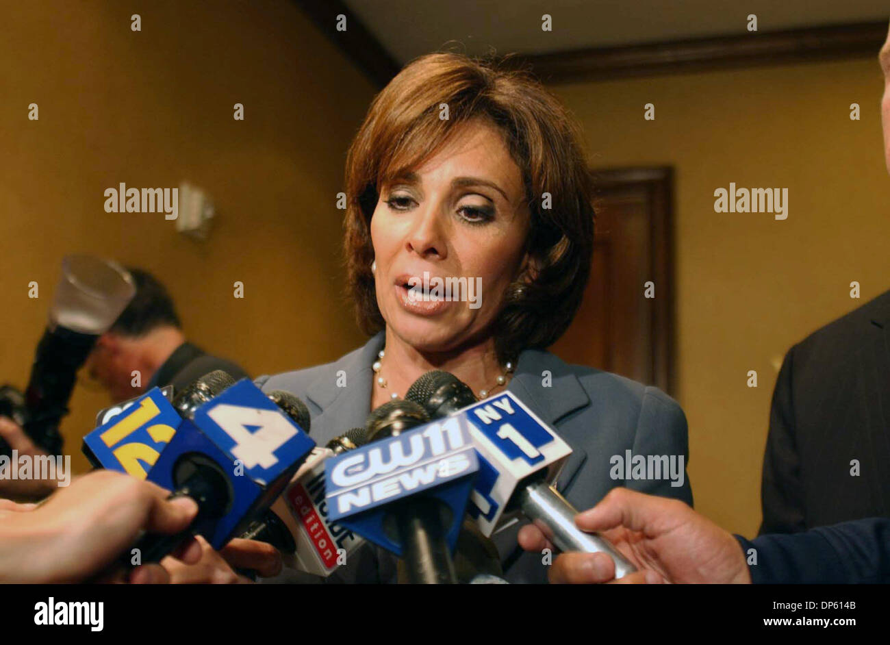 Oct 03, 2006, Manhattan, NY, USA ; Procureur général de l'État de NY Républicain candidat JEANINE PIRRO parle à une levée de fonds organisée en son honneur au New York Marriott East sur Lexington Avenue à New York. Pirro a récemment été examiné de près par les enquêteurs fédéraux pour avoir comploté pour enregistrer son mari pour savoir s'il avait une liaison. Crédit obligatoire : Photo par Neil DeCresce Banque D'Images