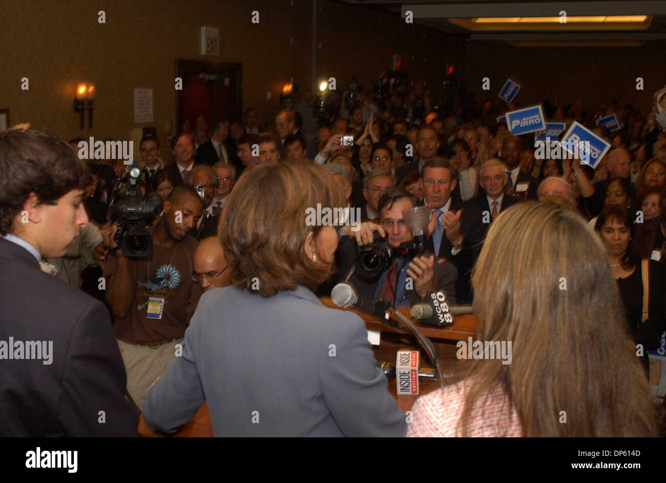 Oct 03, 2006, Manhattan, NY, USA ; Procureur général de l'État de NY Républicain candidat JEANINE PIRRO avec son fils Alex et sa fille Kiki à une levée de fonds qui a eu lieu en l'honneur de Pirro au New York Marriott East sur Lexington Avenue à New York. Pirro a récemment été examiné de près par les enquêteurs fédéraux pour avoir comploté pour enregistrer son mari pour savoir s'il avait une liaison. Mandato Banque D'Images