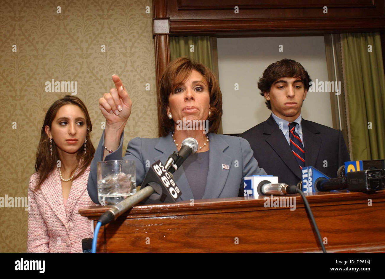 Oct 03, 2006, Manhattan, NY, USA ; Procureur général de l'État de NY Républicain candidat JEANINE PIRRO avec son fils Alex et sa fille Kiki à une levée de fonds qui a eu lieu en l'honneur de Pirro au New York Marriott East sur Lexington Avenue à New York. Pirro a récemment été examiné de près par les enquêteurs fédéraux pour avoir comploté pour enregistrer son mari pour savoir s'il avait une liaison. Mandato Banque D'Images