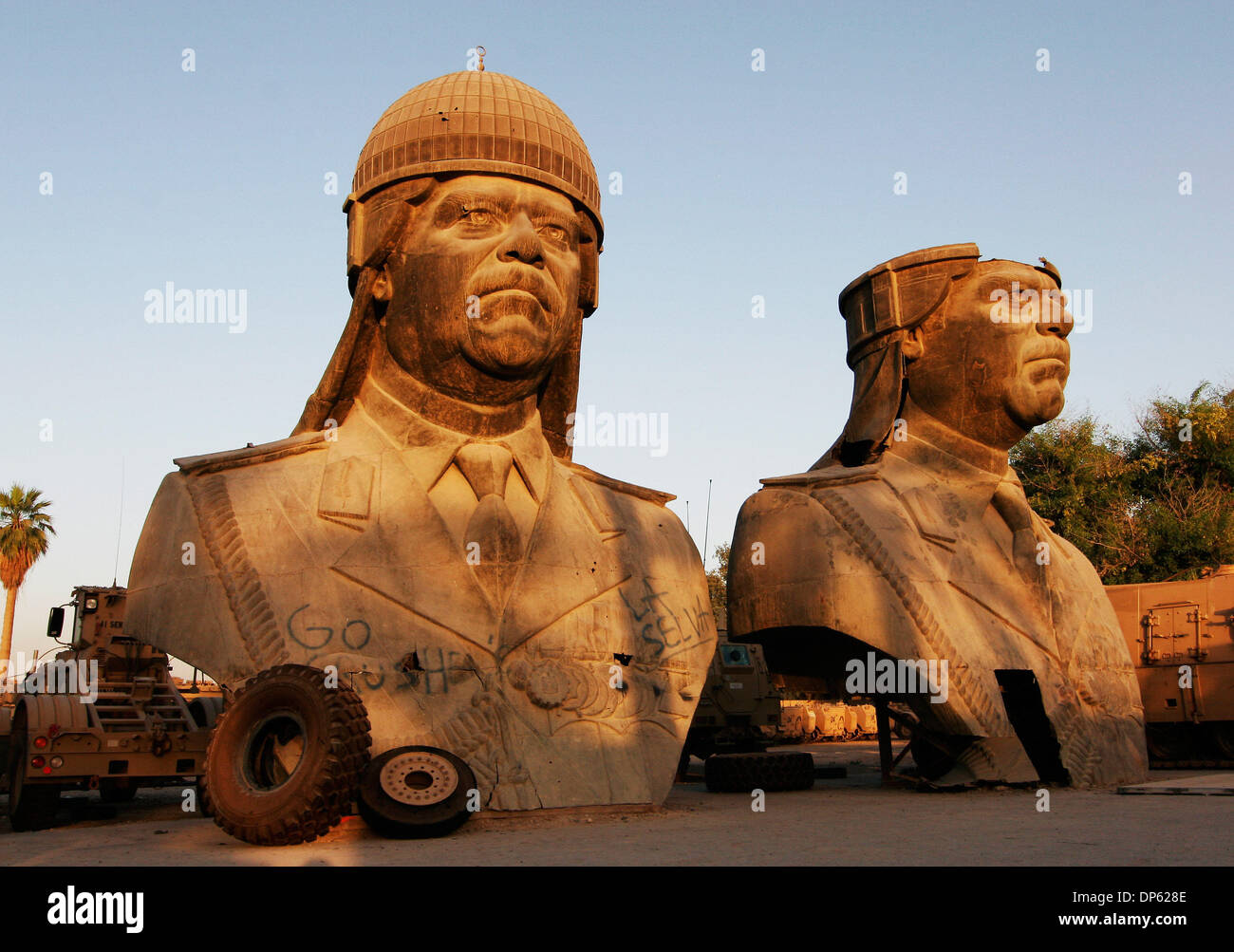 Juin 04, 2006 ; BAGDAD, IRAQ, a renversé les statues de 20 pieds de Saddam Hussein, prises à partir de l'un des palais de l'ancien président irakien, s'asseoir dans un lot de stockage dans la zone verte de Bagdad le 4 juin 2006. Crédit obligatoire : Photo par David Honl/ZUMA Press. (©) Copyright 2006 by David Honl Banque D'Images