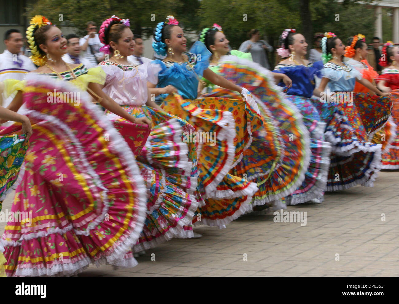 Oct 04, 2006 ; San Antonio, TX, USA ; les membres du Ballet Folklorico Fiesta Mexicana à Monterrey, Nueva Leon effectuer mercredi 4 octobre 2006 sur le terrain de San Antonio College. Le groupe a été d'effectuer mercredi soir dans l'Auditorium McAllister sur le campus. Crédit obligatoire : Photo de Robert McLeroy/San Antonio Express-News/ZUMA Press. (©) Copyright 2006 par San Antonio Banque D'Images