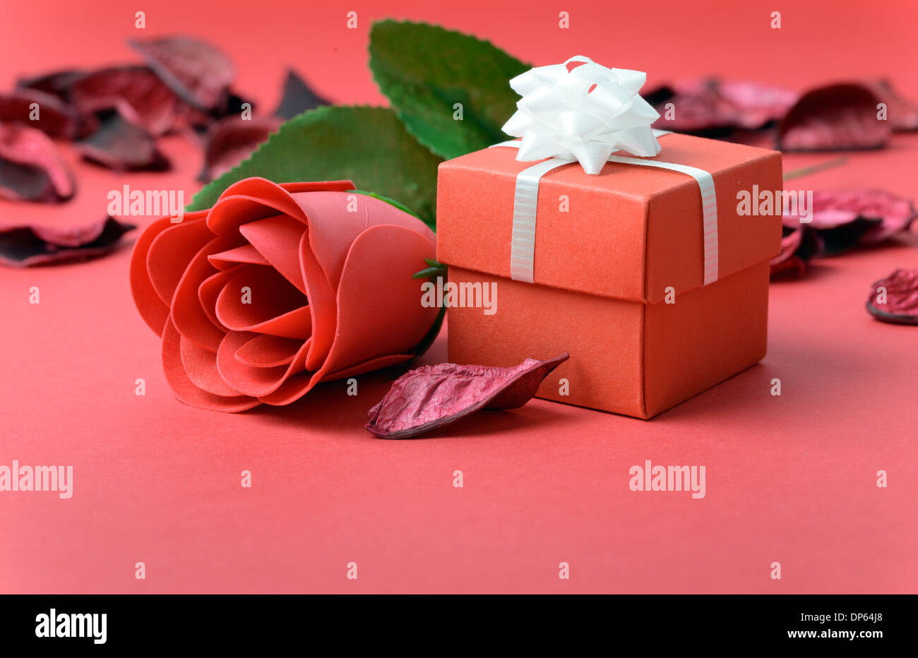 Rose rouge et boîte-cadeau pour la saint valentin theme Photo Stock - Alamy