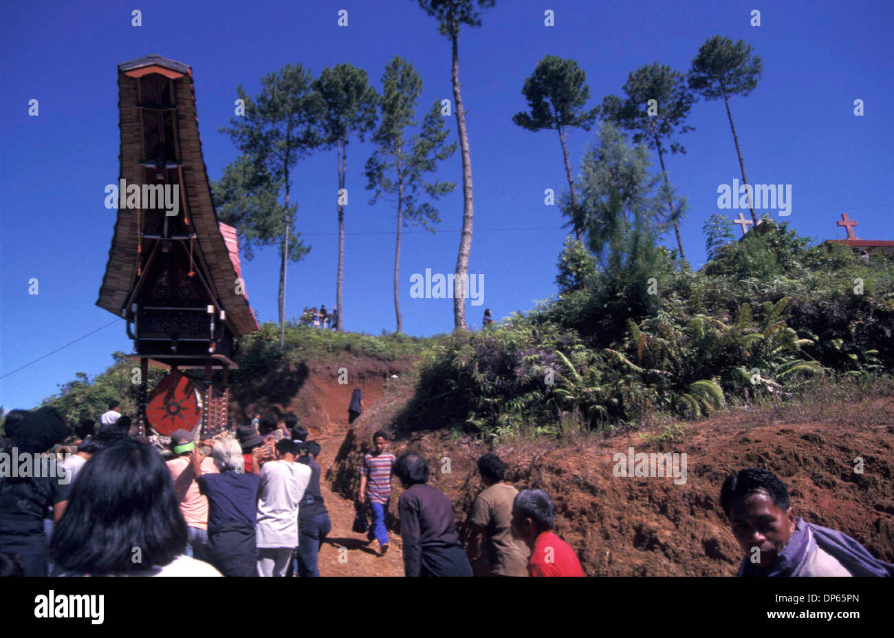 Oct 09, 2006 ;, Toraja de Sulawesi du Sud, en Indonésie ; Parents transporter un cercueil dans la tombe pendant une Torajan funérailles. L'enterrement est la plus importante de toutes les cérémonies Torajan puisqu'il s'agit de l'envoi d'une personne morte à l'au-delà. Sans les rites funéraires, l'esprit du défunt va causer malheur à sa famille. Crédit obligatoire : Photo par Edy Purnomo/JiwaFoto/ZUMA P Banque D'Images