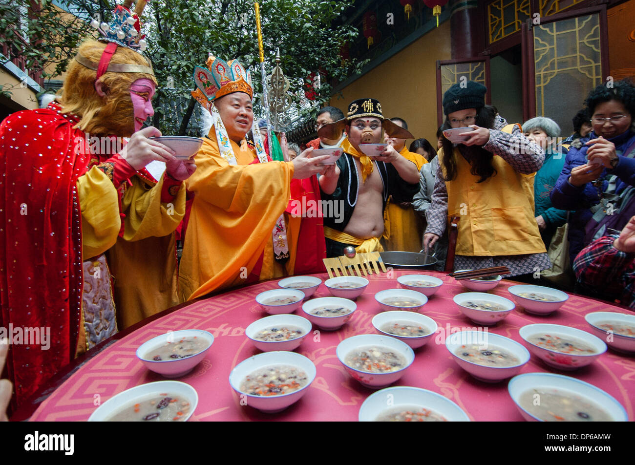 Nanjing, Jiangsu Province de la Chine. 8 janvier, 2014. Les artistes interprètes ou exécutants déguisés en personnages de la littérature classique Chinoise "Voyage à l'Ouest' porridge offre au public au Temple Xuanzang à Nanjing, capitale de la province de Jiangsu, Chine orientale, Janvier 8, 2014. Chinois ont la tradition de manger du porridge sur le Festival de Laba, qui est le huitième jour du 12e mois lunaire et est tombé sur le 8 janvier de cette année. De nombreux temples et les organisations ont la tradition de porridge offrant au public. Crédit : Li Xiang/Xinhua/Alamy Live News Banque D'Images