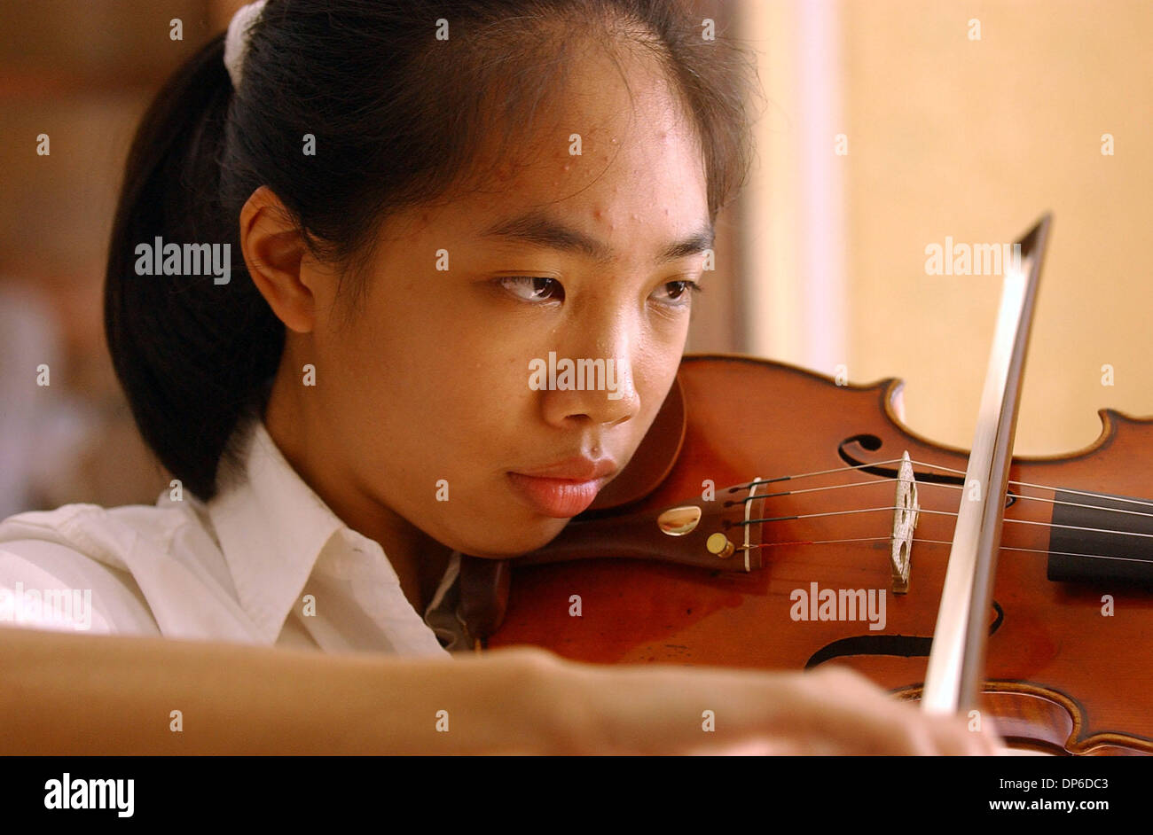 Oct 09, 2006 ; San Antonio, TX, USA ; Nancy Zhou, 13 ans, s'affronteront  dans un concours international de violon en Pologne. Elle est la seule de  la violoniste États-Unis à y