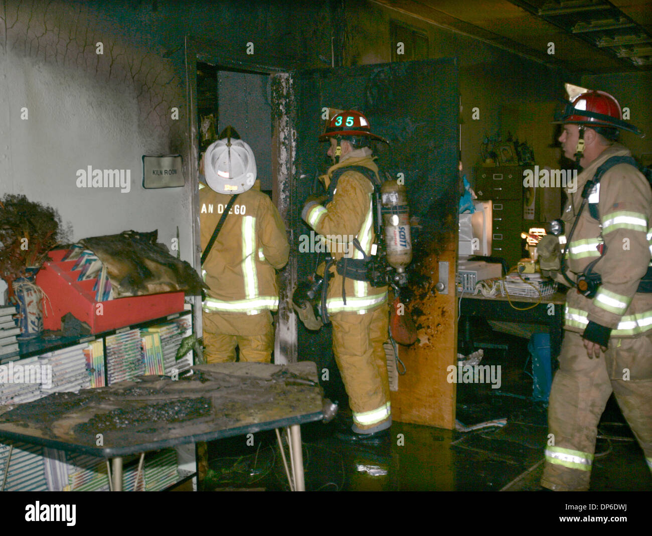 Oct 12, 2006 ; San Diego, CA, USA ; San Diego Département d'incendie et de sauvetage de l'enquête sur les pompiers les dommages à l'un d'au moins 10 chambres de Standley Middle School endommagé par un incendie qui a causé des dommages de 500,000 et a éclaté dans une classe d'arts au début de la journée scolaire. La cause est déterminée pour être à gauche de la cire sur une plaque chauffante. Les élèves de l'école ont été évacués d'un court de tennis situé à proximité et plus tard Banque D'Images