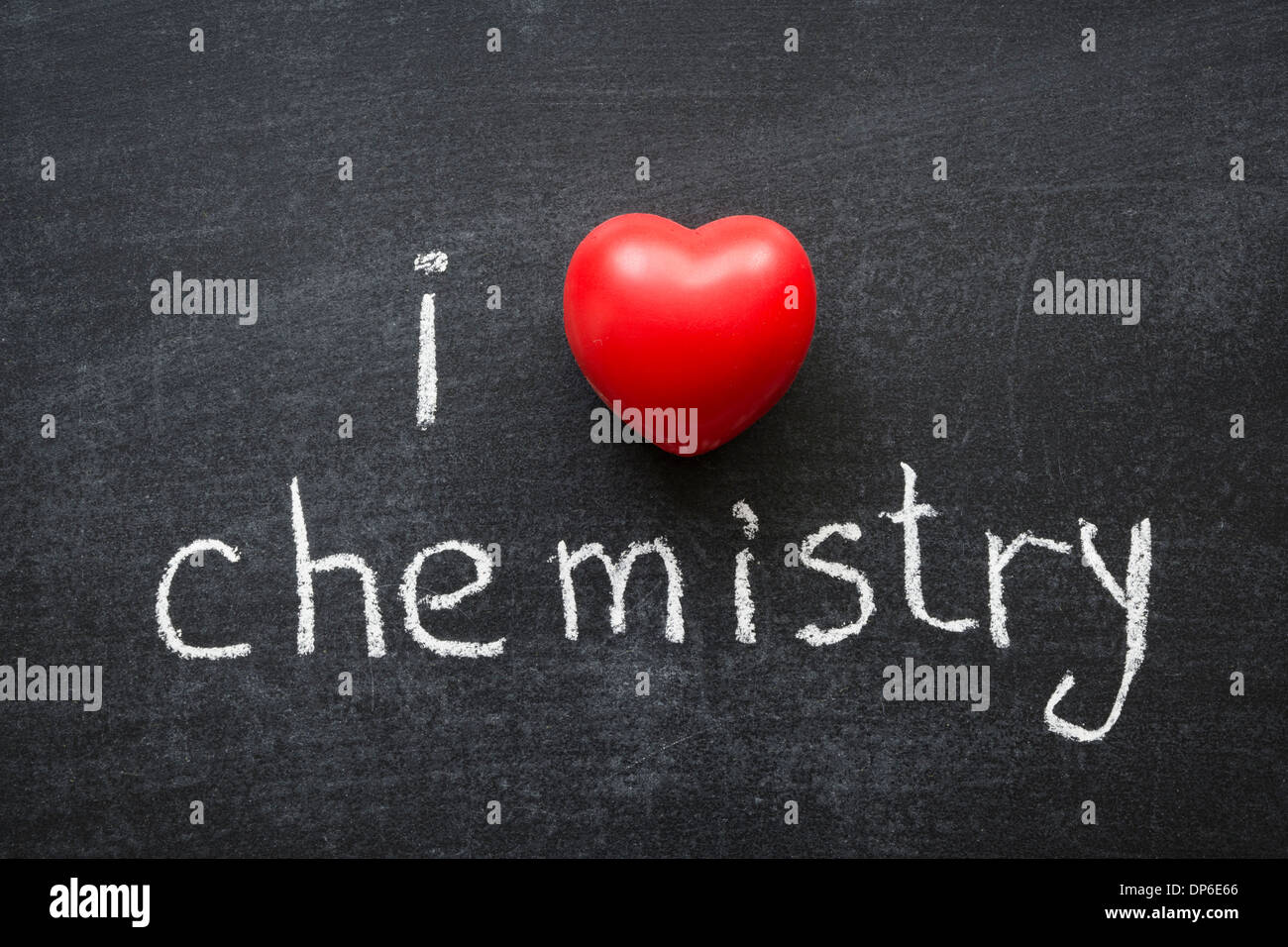 J'adore la phrase de chimie à la main sur le tableau noir de l'école Banque D'Images