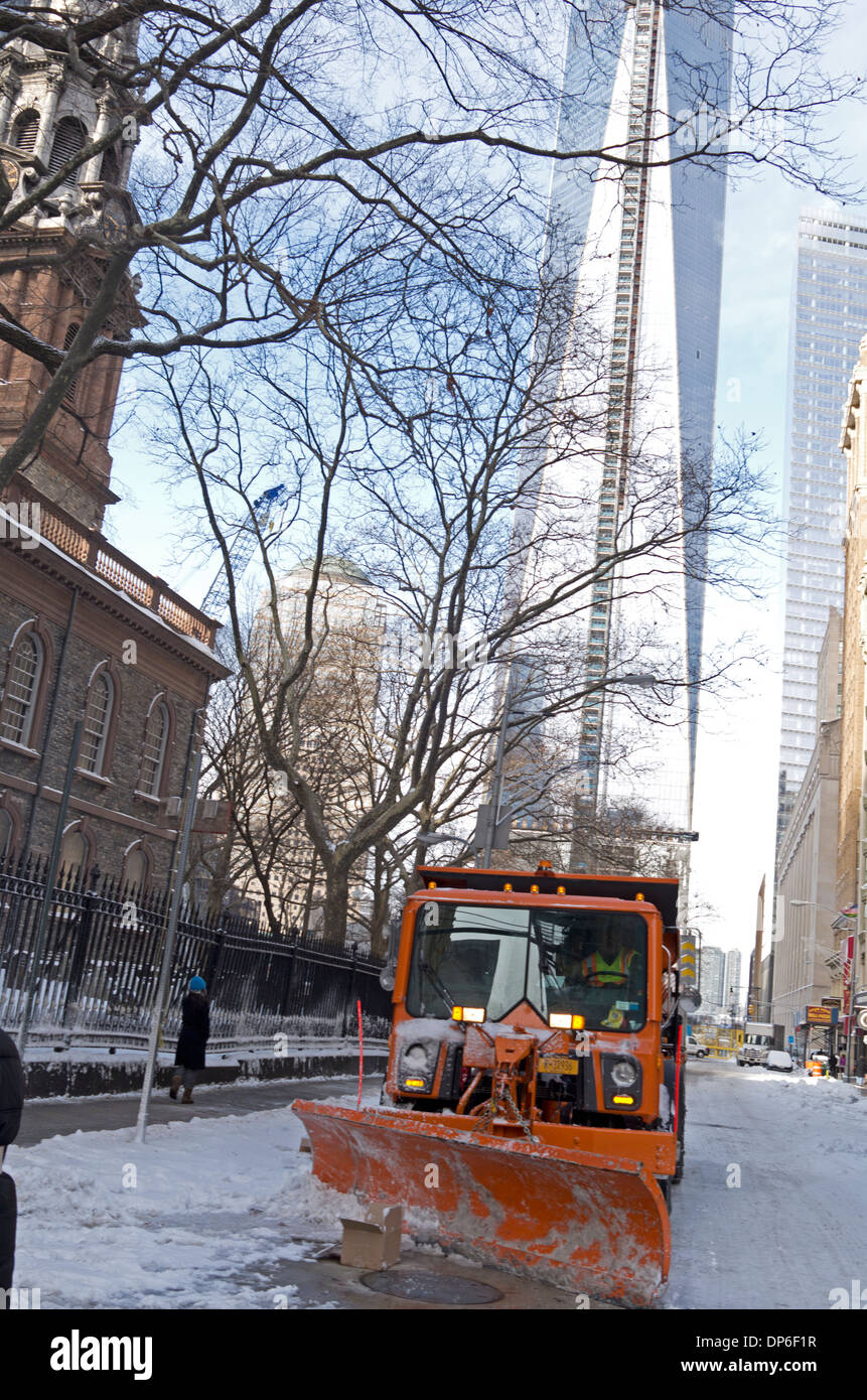 Chasse-neige en face de la tour de la Liberté à New York City Banque D'Images