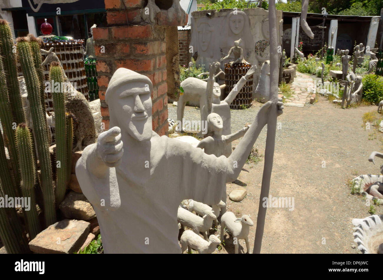 Sculptures en béton et verre de l'art dans la cour de chameau, Owl House, Nieu Bethesda, Afrique du Sud. Banque D'Images