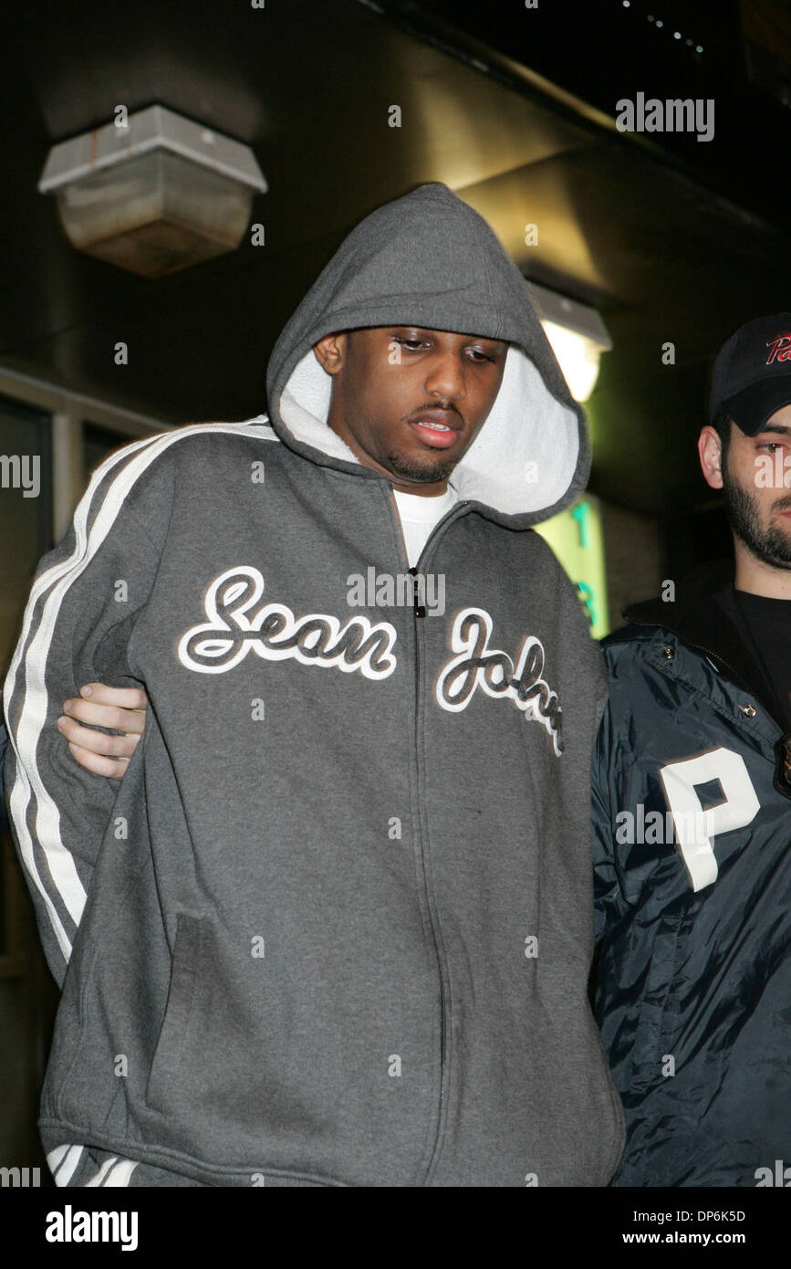 Oct 18, 2006, Manhattan, NY, USA ; Fabolous rappeur, dont le nom est John Jackson, a été impliqué dans une fusillade et a été blessé à la cuisse droite le 16 octobre 2006. Après la prise de Jackson à l'hôpital, la police a fouillé le véhicule et ont trouvé deux fusils chargés et non agréés - un calibre .380 et un calibre .40 - cachés à l'intérieur de compartiments secrets. Le rappeur et trois amis ont été facturés wi Banque D'Images