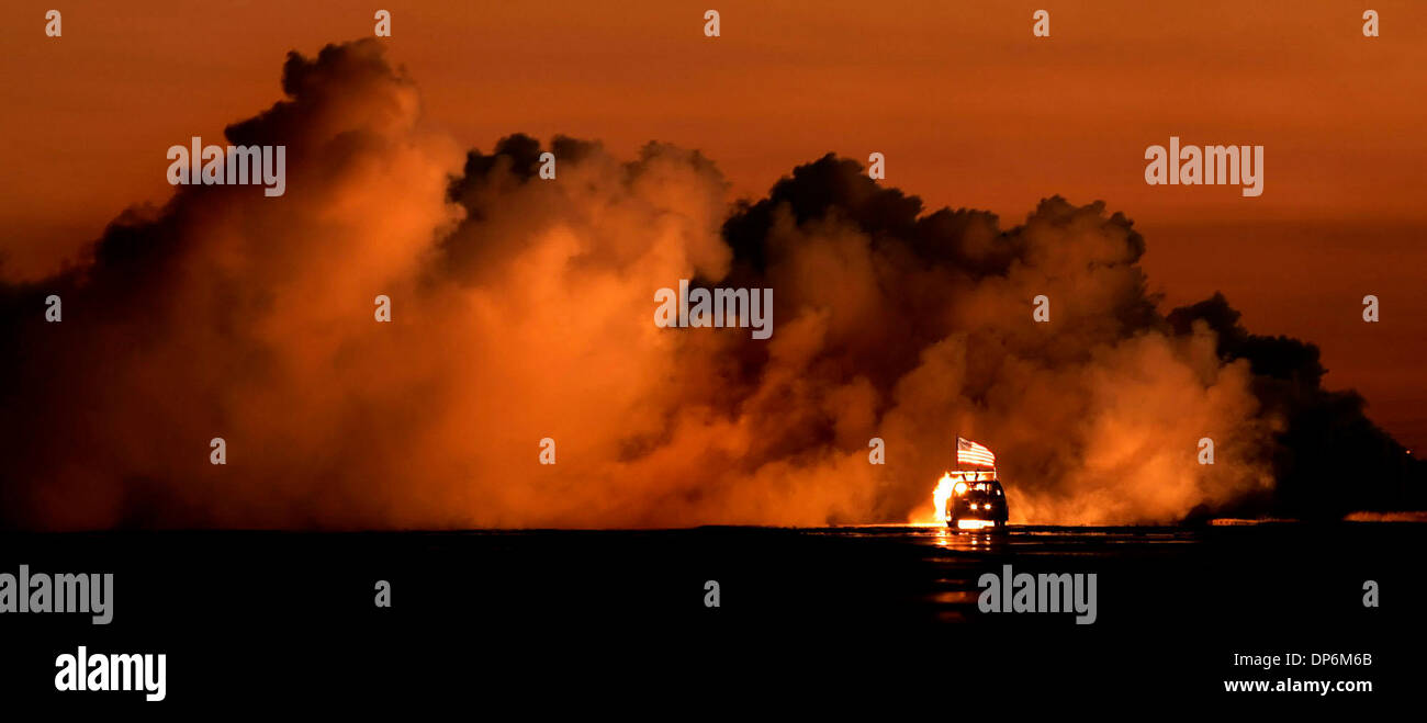 Oct 20, 2006 ; San Antonio, TX, USA ; Darnell Neal's Flash fire truck jet effectue vendredi soir 20 octobre 2006 à l'aéroport de New Braunfels au cours de la journée VIP de l'Airshow Fonds de lune. Le samedi l'Airshow commence à 1 h avec l'ouverture des portes à 9 heures de crédit obligatoire : Photo de William Luther/San Antonio Express-News/ZUMA Press. (©) Copyright 2006 par San Antonio Express-N Banque D'Images