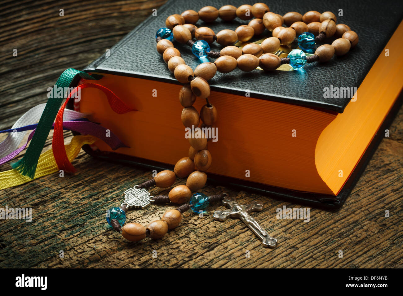 La Sainte Bible avec chapelet sur fond de bois Banque D'Images