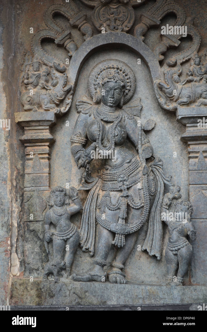 Belur temple Chennakesava - Colonnes et sculptures- mur extérieur Banque D'Images
