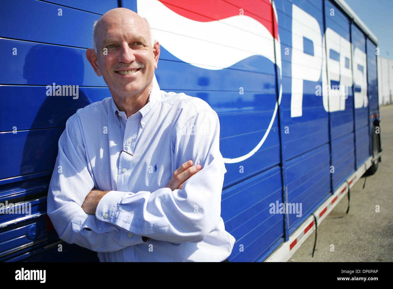 Oct 20, 2006 ; Riviera Beach, FL, USA ; Ray Gough était un ancien quart-arrière étoile à Palm Beach Gardens dans les années 70, il travaille maintenant pour Pepsi à Riviera Beach. Gough a commencé à travailler pour eux en 1983, conduire un camion et a travaillé son chemin à des postes de travail. "Croyez en vous-même, être discipliné, plan pour gagner ensuite exécuter pour gagner, tout comme dans n'importe quel jeu dans le football," dit Gough. Mandat Banque D'Images