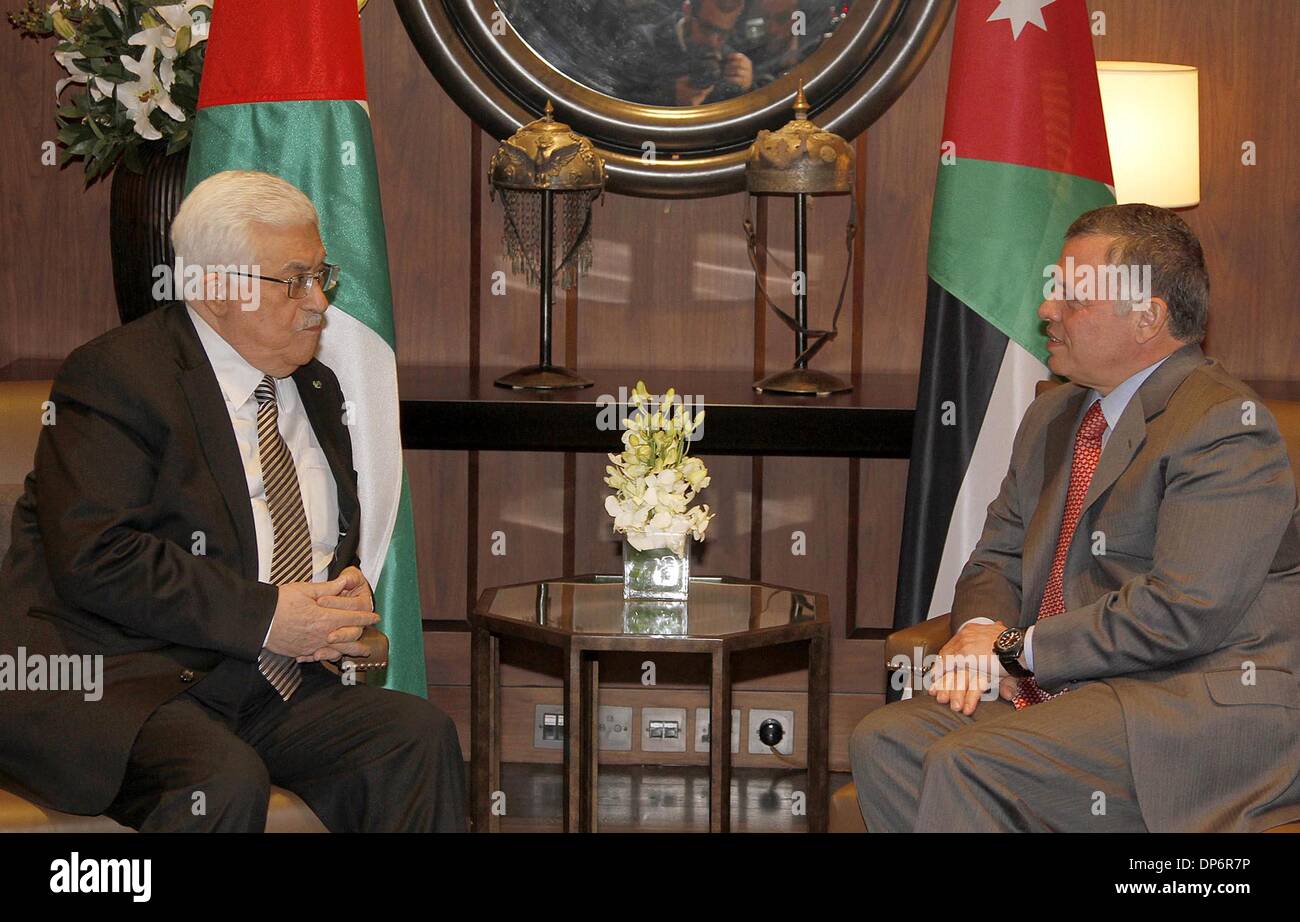 Amman, Jordanie. 8 janvier, 2014. Le Roi Abdallah II de Jordanie (R) rencontre avec le président palestinien Mahmoud Abbas au Palais Royal à Amman, Jordanie, 8 janvier 2014. Credit : Mohammad Abu Ghosh/Xinhua/Alamy Live News Banque D'Images