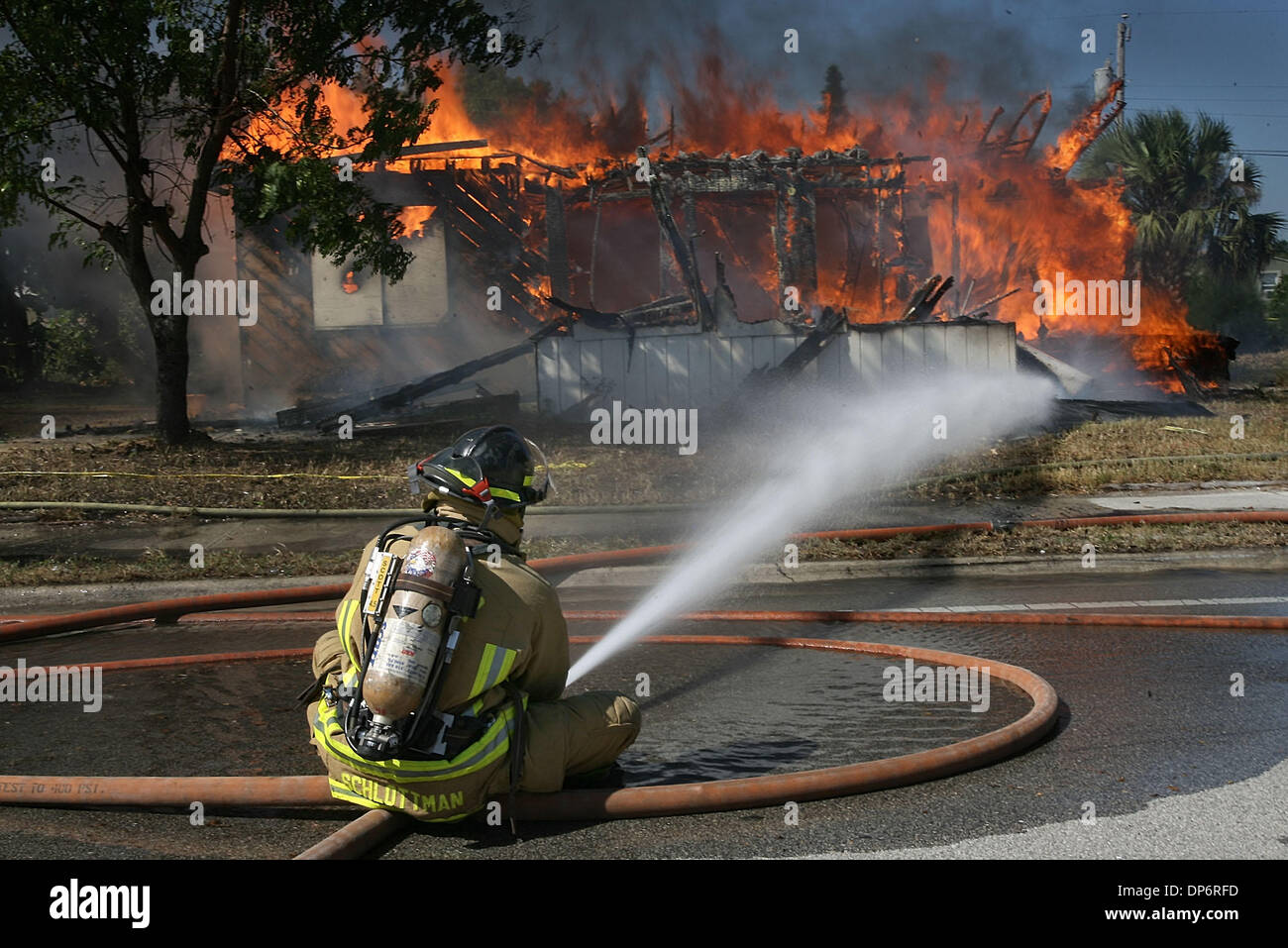 Oct 24, 2006 ; Boynton Beach, FL, USA ; Boynton Beach Fire-Rescue fire-fighter Gregory Schlottman dirige un jet d'eau à une maison à 603 Seacrest Blvd., mardi matin. Le ministère a utilisé le bâtiment pour former 9 nouvelles recrues de marque pompier, l'établissement de petits incendies dans 3 des chambres dans la maison puis laisser la structure entière brûler au sol. Le bâtiment et l'autre sur Banque D'Images