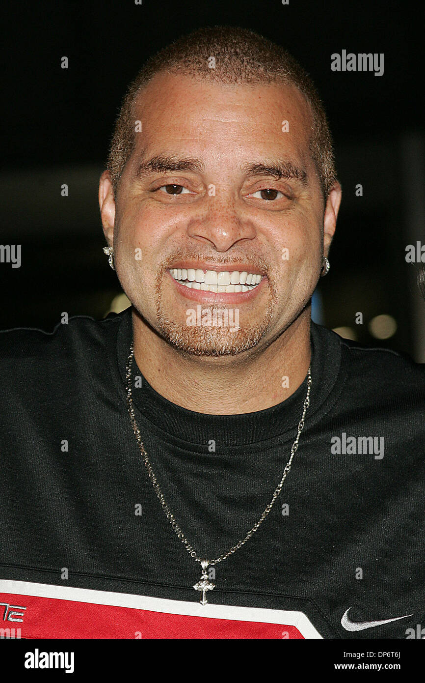 Oct 25, 2006 ; Los Angeles, CA, USA ; SINBAD pendant les arrivées à la Los Angeles Premiere de "Catch a fire" tenue à l'Arclight Cinemas à Los Angeles, CA. Crédit obligatoire : Photo par Jerome Ware/ZUMA Press. (©) Copyright 2006 by Jerome Ware Banque D'Images