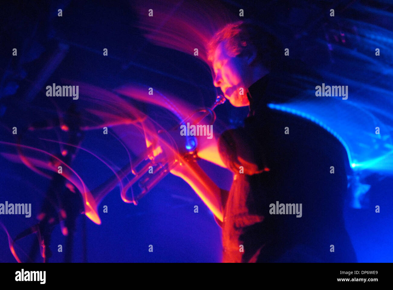 Jul 01, 2006 - Vancouver, Colombie-Britannique, Canada - trompettiste de jazz norvégien Nils Petter Molvaer effectue au Commodore Ballroom à Vancouver. Molvaer est considérée comme une pionnière dans le nu-jazz et surtout la fusion du jazz et de la musique électronique. (Crédit Image : © Sergei Bachlakov/ZUMApress.com) Banque D'Images