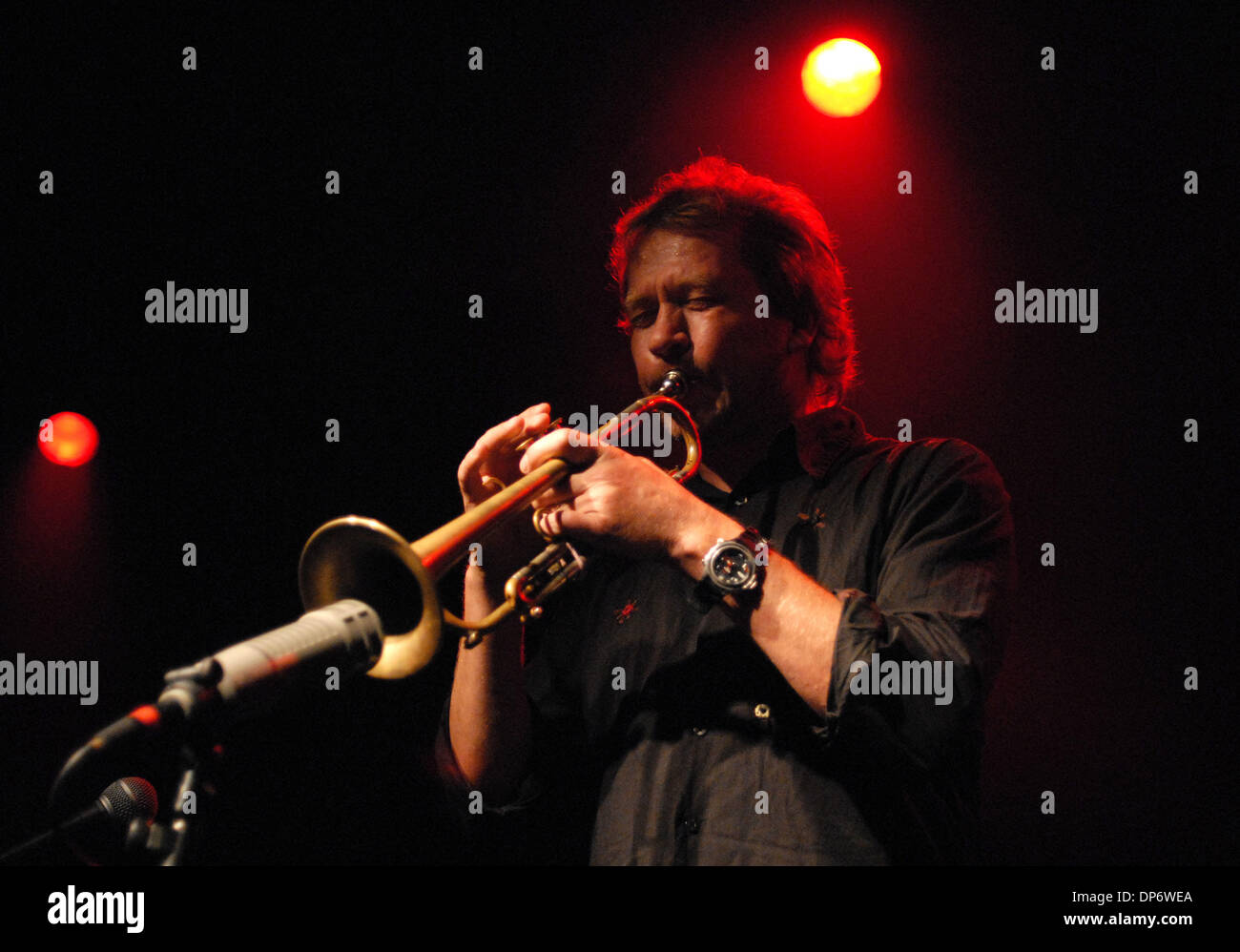 Jul 01, 2006 - Vancouver, Colombie-Britannique, Canada - trompettiste de jazz norvégien Nils Petter Molvaer effectue au Commodore Ballroom à Vancouver. Molvaer est considérée comme une pionnière dans le nu-jazz et surtout la fusion du jazz et de la musique électronique. (Crédit Image : © Sergei Bachlakov/ZUMApress.com) Banque D'Images