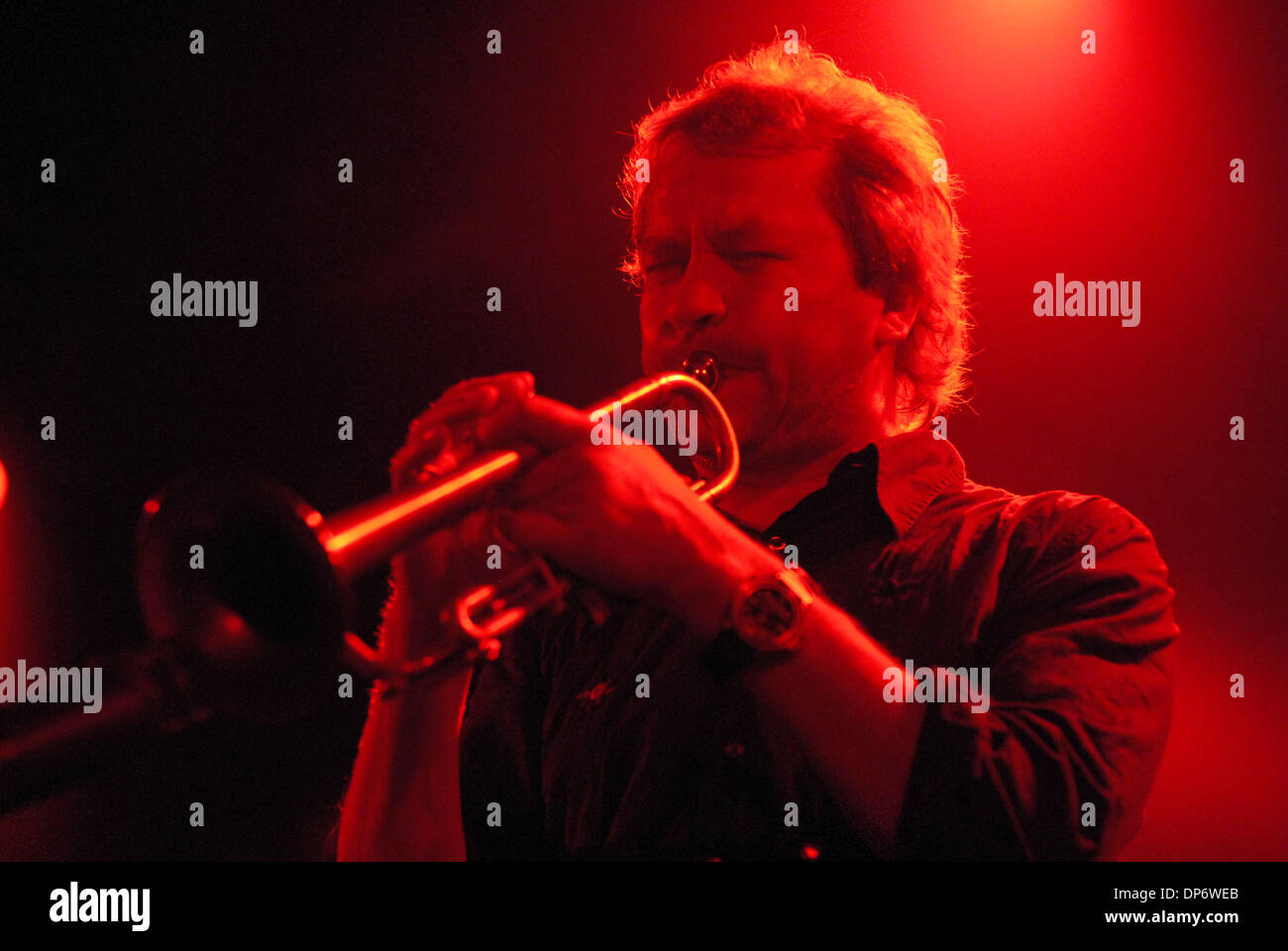 Jul 01, 2006 - Vancouver, Colombie-Britannique, Canada - trompettiste de jazz norvégien Nils Petter Molvaer effectue au Commodore Ballroom à Vancouver. Molvaer est considérée comme une pionnière dans le nu-jazz et surtout la fusion du jazz et de la musique électronique. (Crédit Image : © Sergei Bachlakov/ZUMApress.com) Banque D'Images