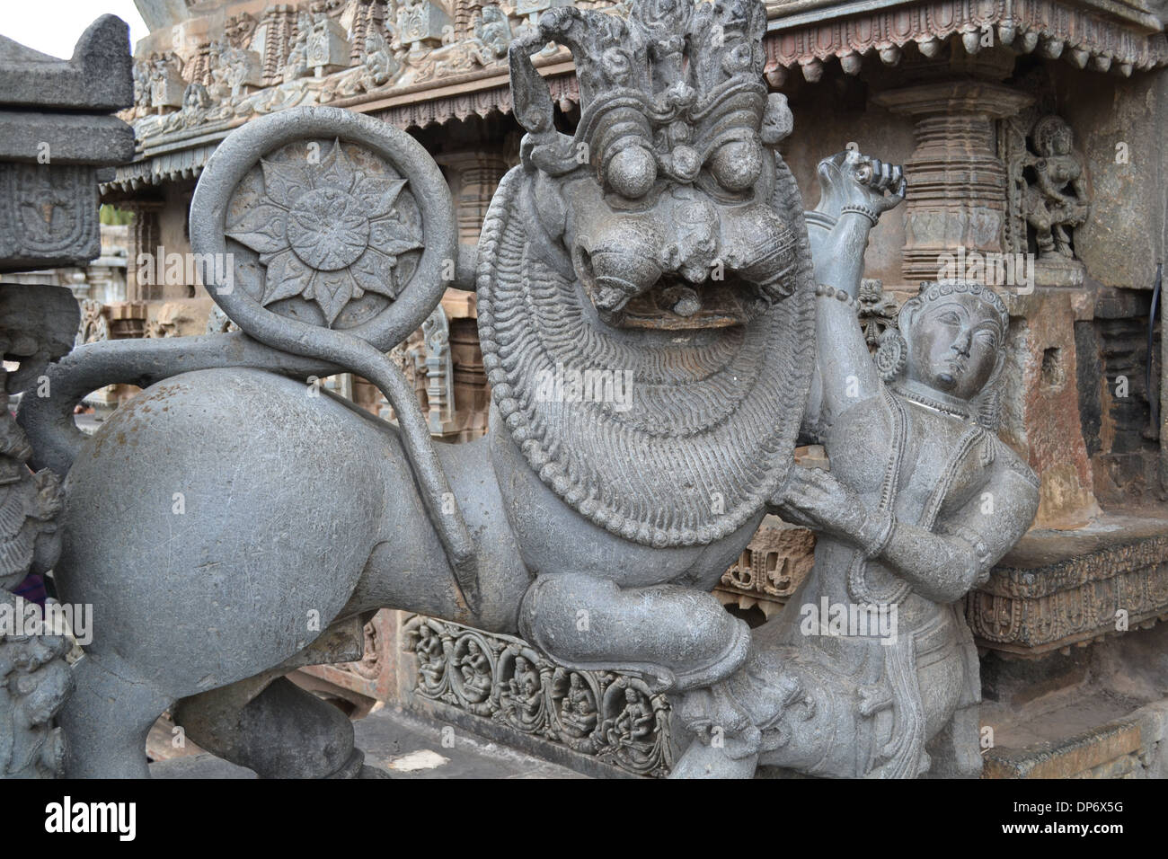 Belur temple Chennakesava - Colonnes et sculptures - Emblème Hoysala Banque D'Images