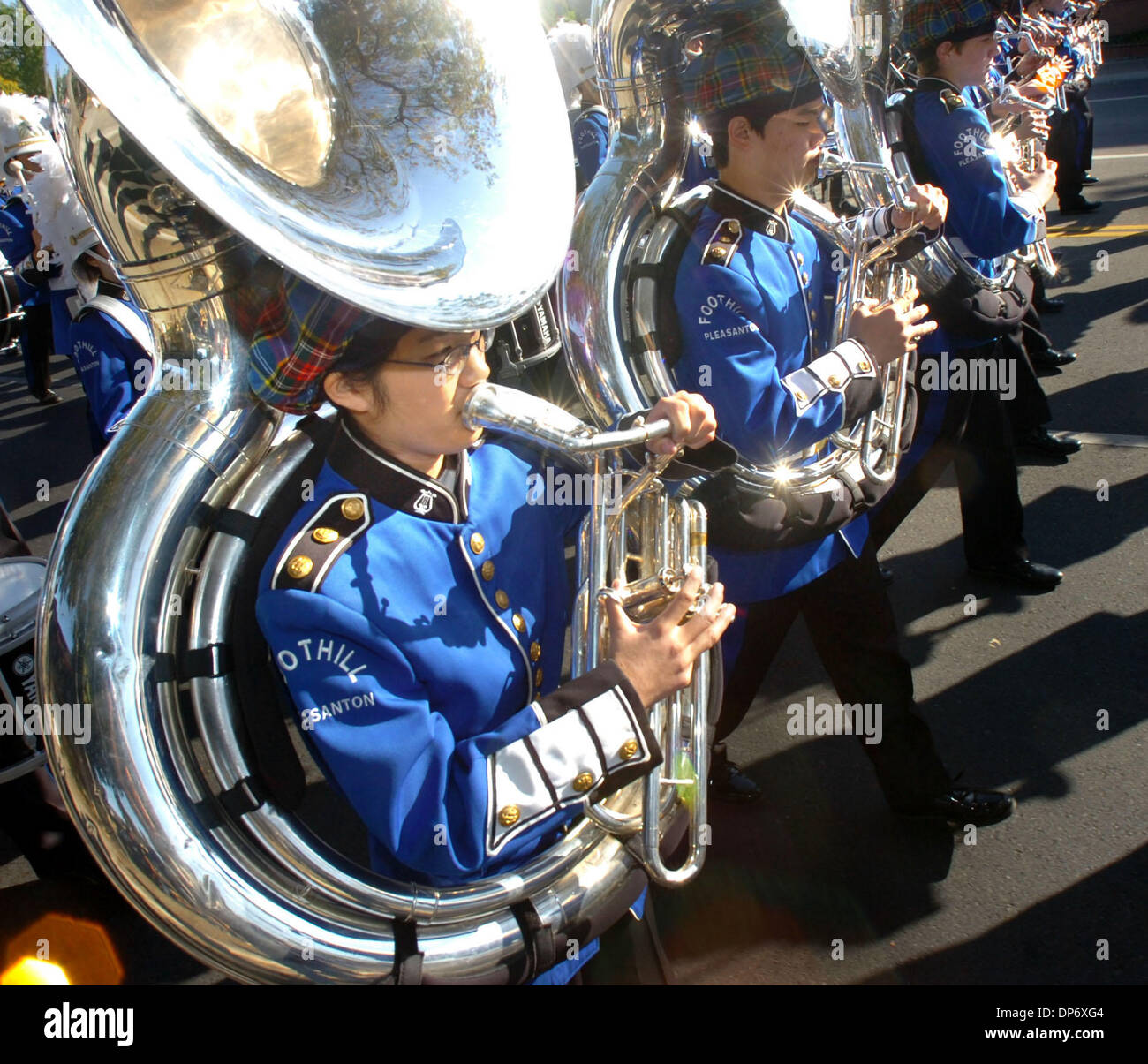 Oct 27, 2006 ; PLEASANTON, Californie, USA ; Foothill High School band sousaphone player Bonnie Wu 17 marches, avec d'autres membres de la bande au cours de la 32e parade annuelle Examen Bande Foothill concours tenu au centre-ville de Pleasanton. Crédit obligatoire : Photo par Doug Duran/Contra Costa Times/ZUMA Press. (©) Copyright 2006 par Contra Costa Times Banque D'Images