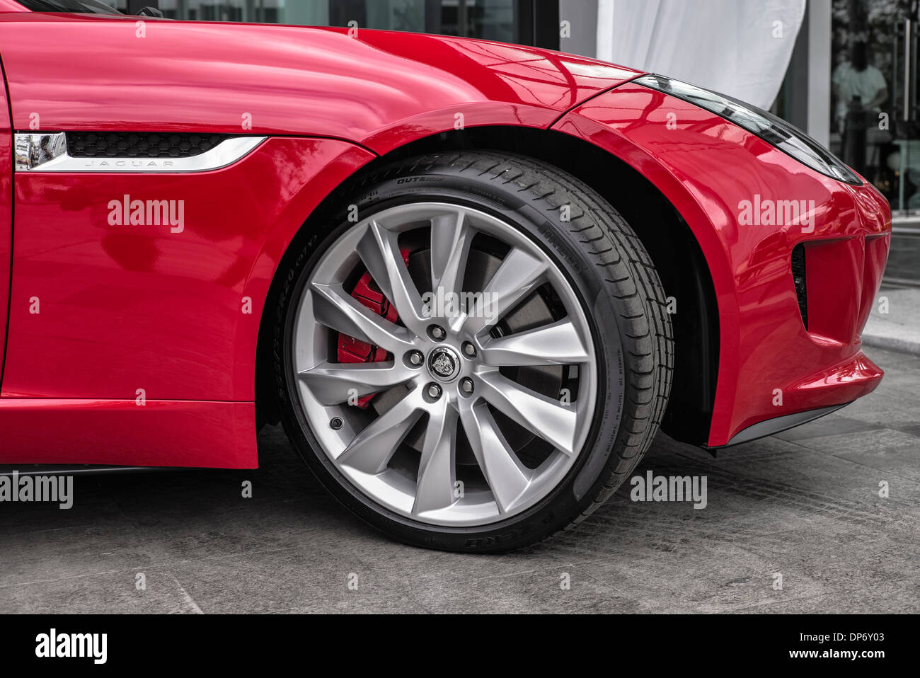 Jaguar F type. Détail roue et aile d'une voiture de sport convertible Jaguar F type britannique en rouge. Banque D'Images