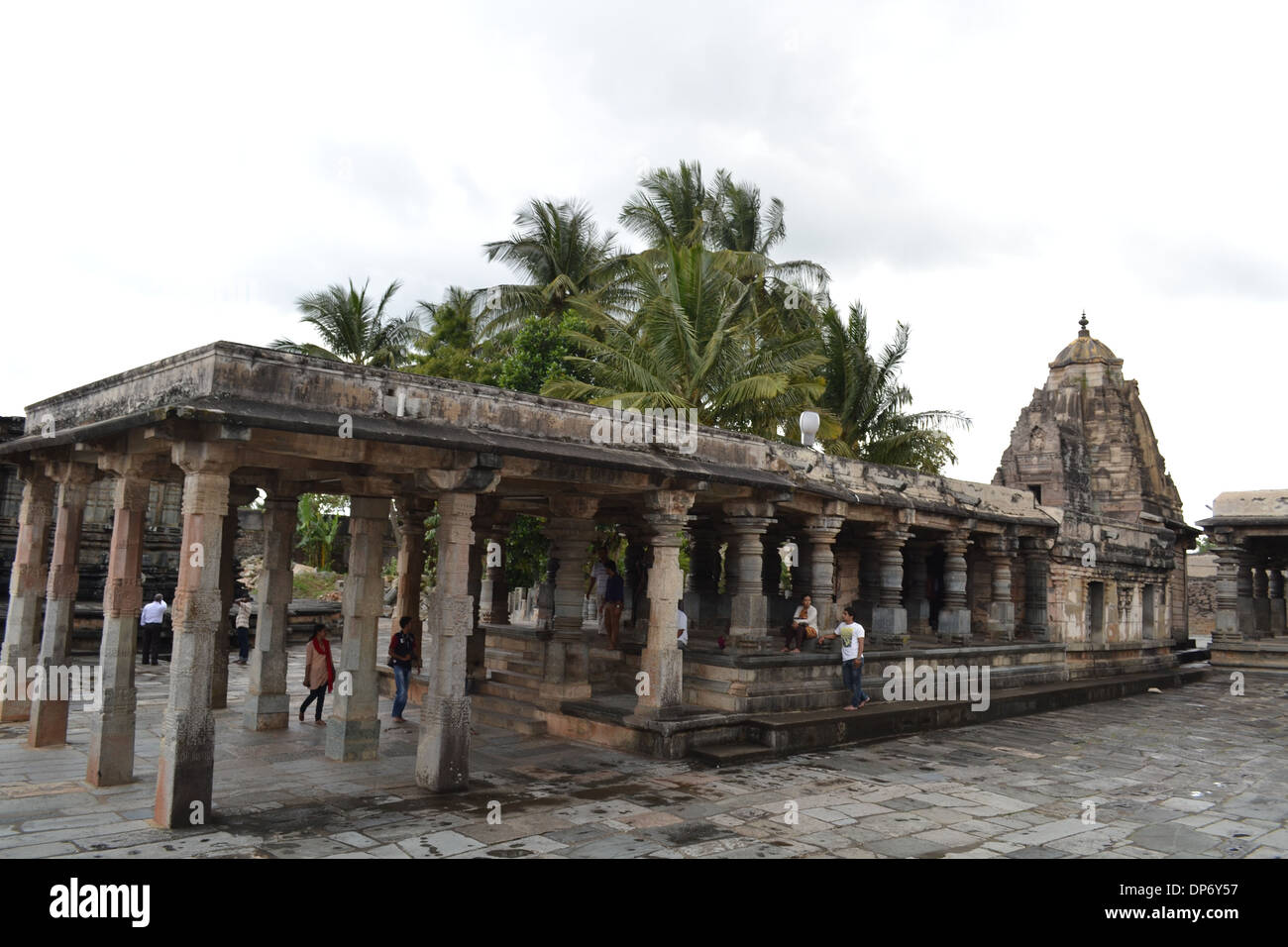 Belur temple Chennakesava - Colonnes et sculptures- cour du temple. Banque D'Images