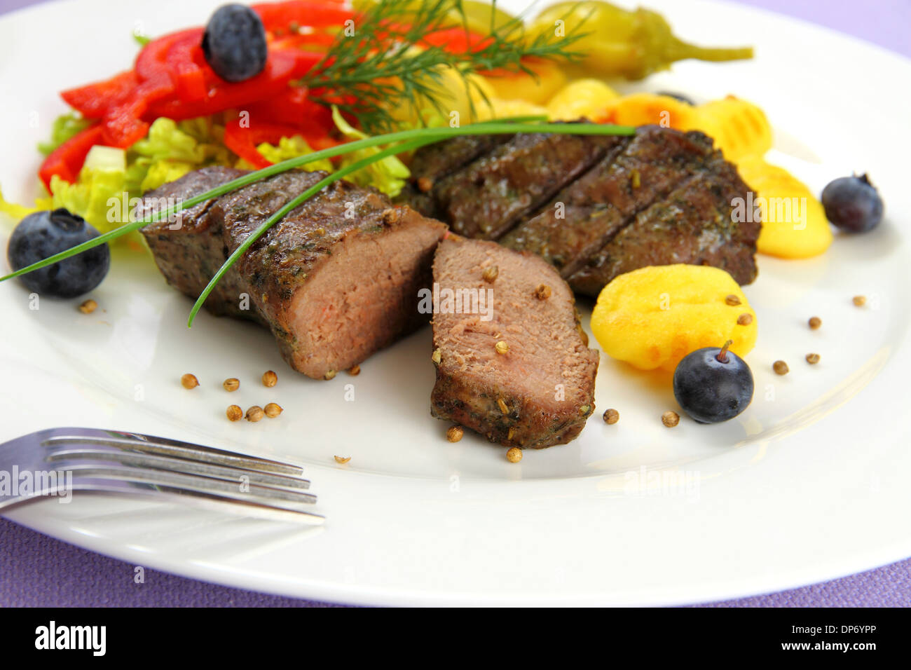 Steak d'agneau avec gnocchi, poivrons rouges et d'épices, Close up Banque D'Images