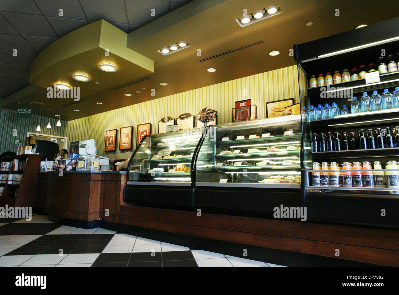 Oct 29, 2006 ; West Palm Beach, FL, USA ; Starbucks situé à l'intérieur de Barnes and Noble à Wellington Green Mall. Plan de croissance agressif Starbucks dépend de ce que la compagnie appelle ÒinfillÓ Ñ L'ajout de magasins dans les villes où son logo sirène est déjà courante. Dans de nombreux cas, cela signifie qu'un Starbucks à l'intérieur d'un bloc d'un magasin existant, si ce n'est pas plus près. Crédit obligatoire : Photo de Brian Lehma Banque D'Images